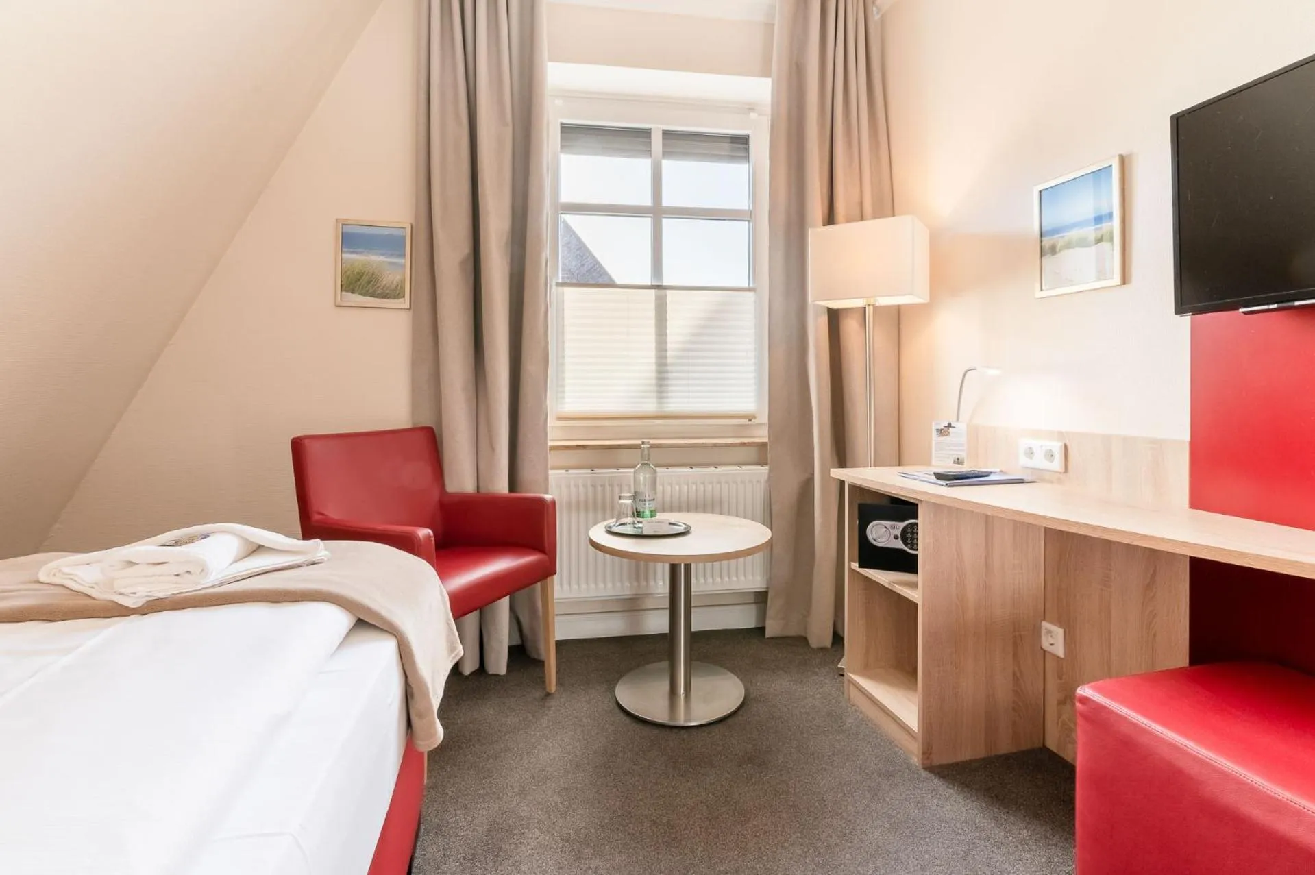 Photo of the whole room, Bed in Nordsee-Hotel Hinrichsen