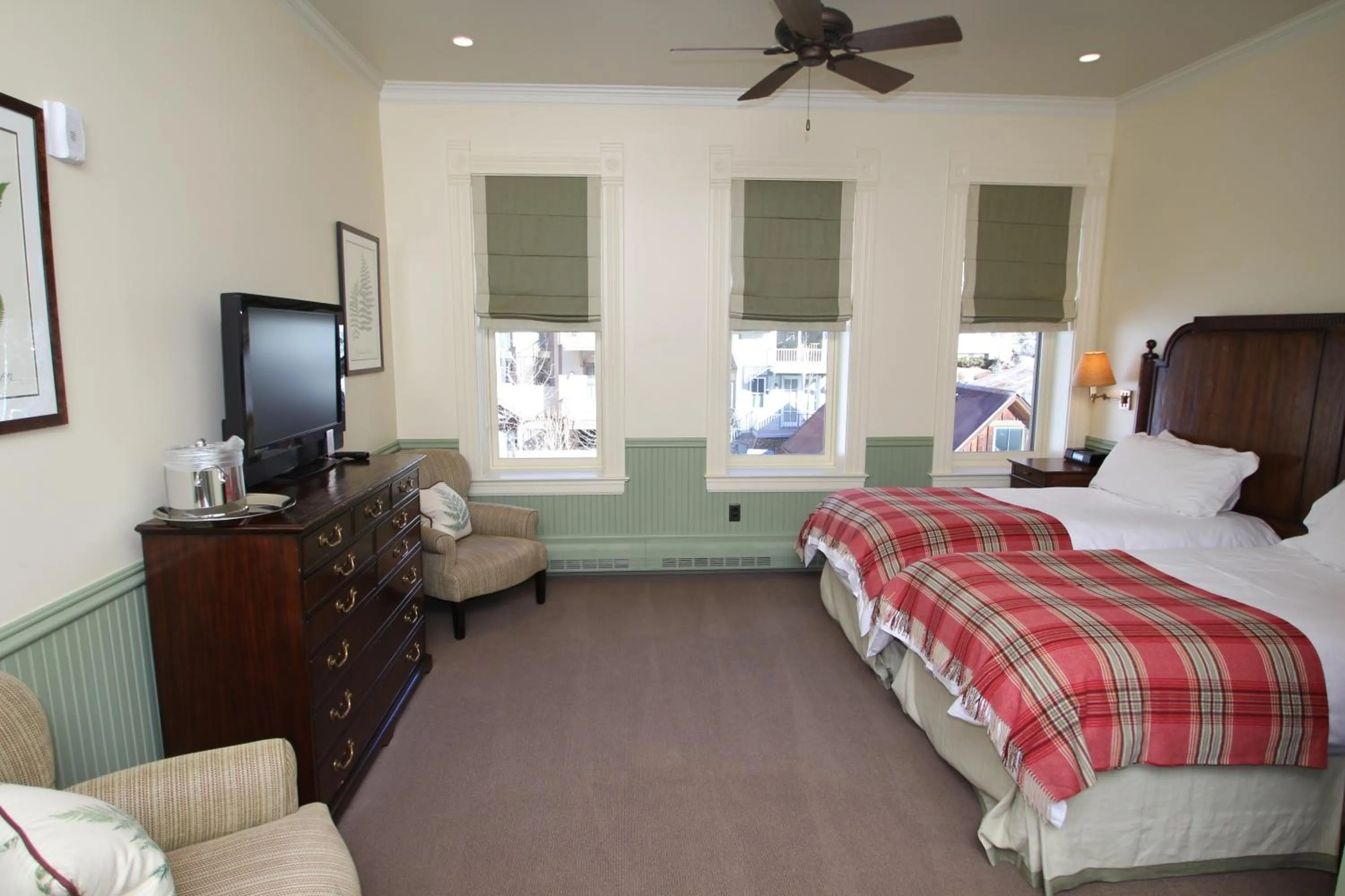 Photo of the whole room, Bed in New Sheridan Hotel