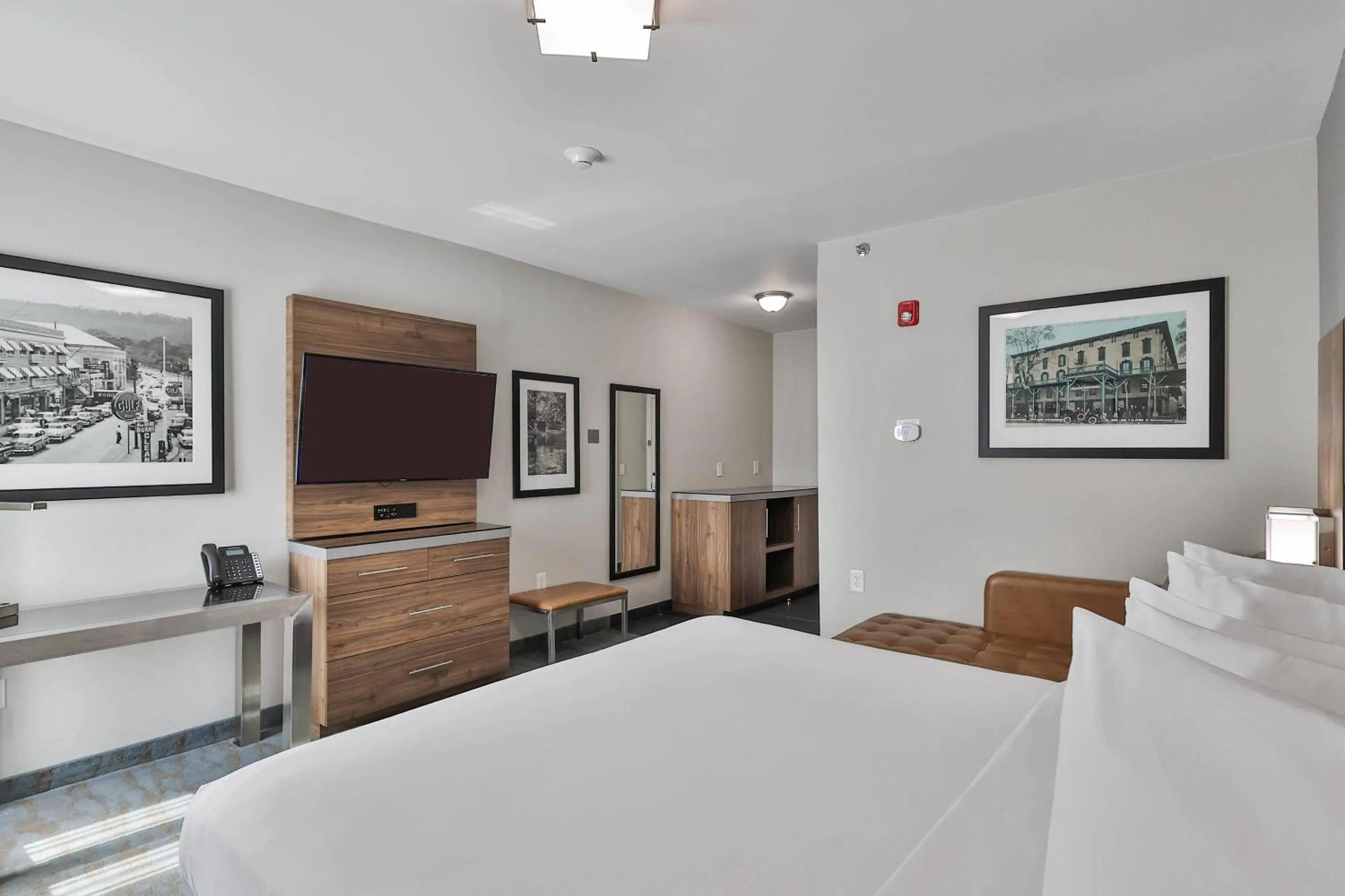 Bedroom, Bed in The Penn Stroud, Stroudsburg - Poconos, an Ascend Collection Hotel