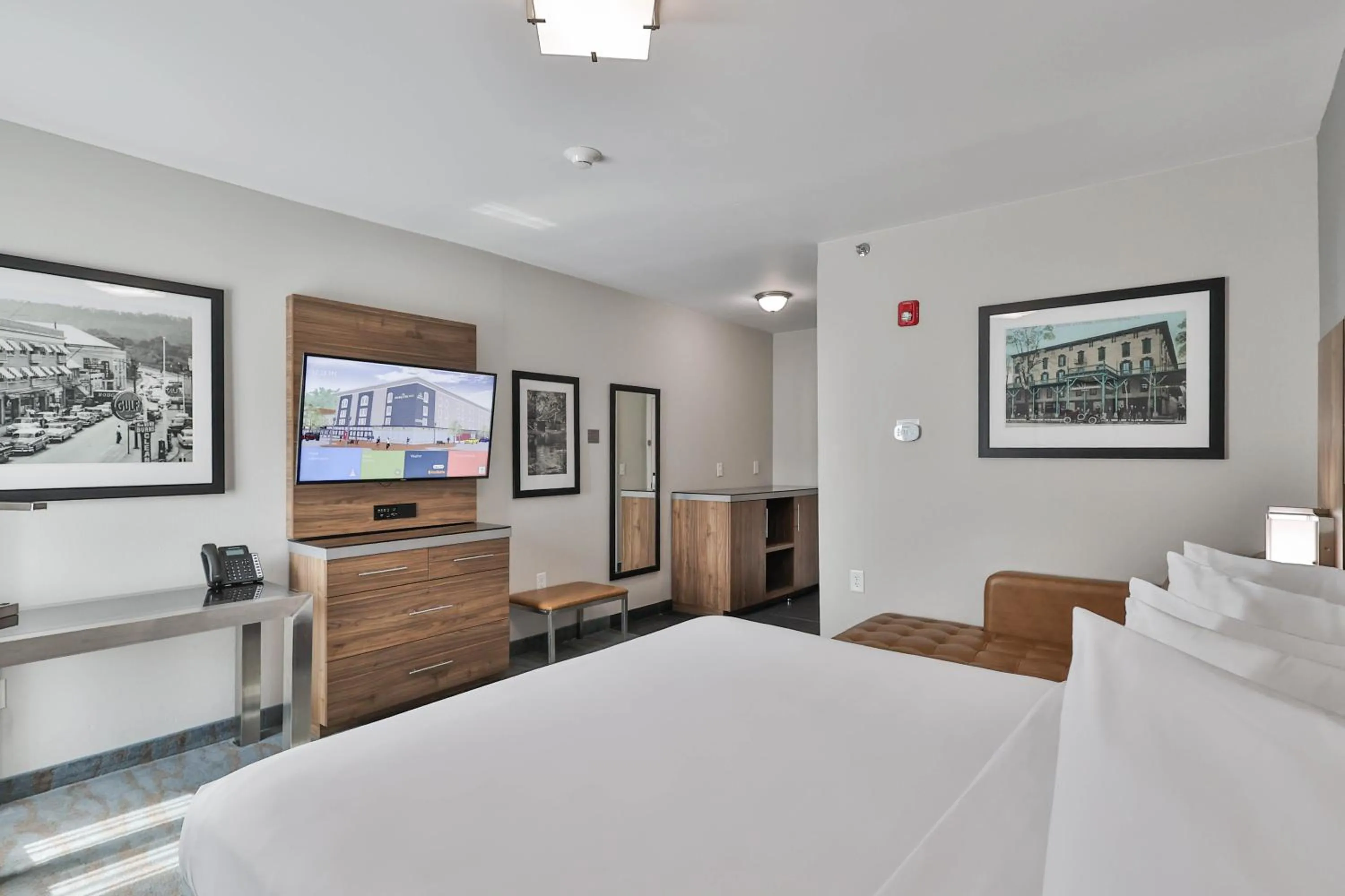 Bedroom, Bed in The Penn Stroud, Stroudsburg - Poconos, an Ascend Collection Hotel