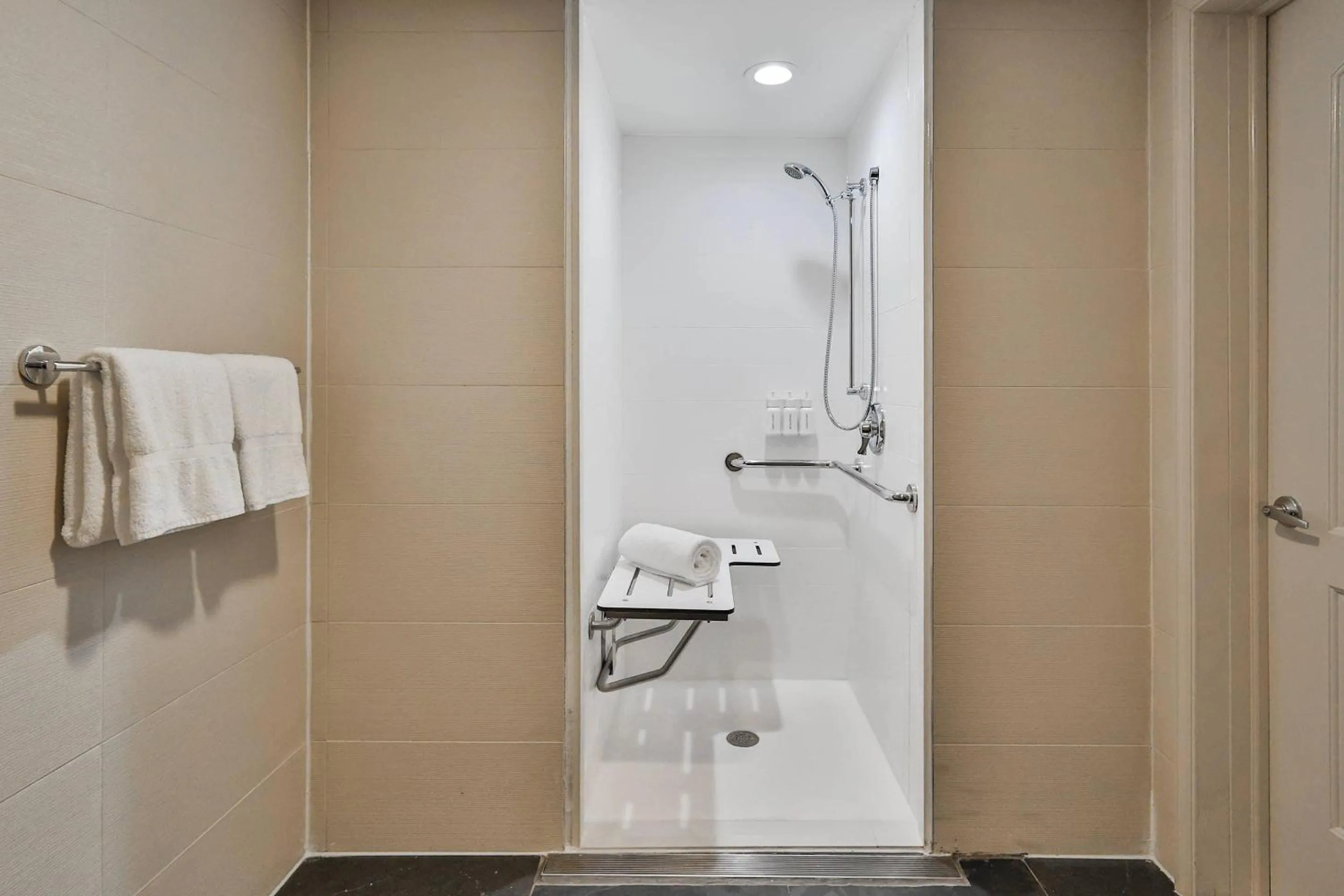 Bedroom in The Penn Stroud, Stroudsburg - Poconos, an Ascend Collection Hotel