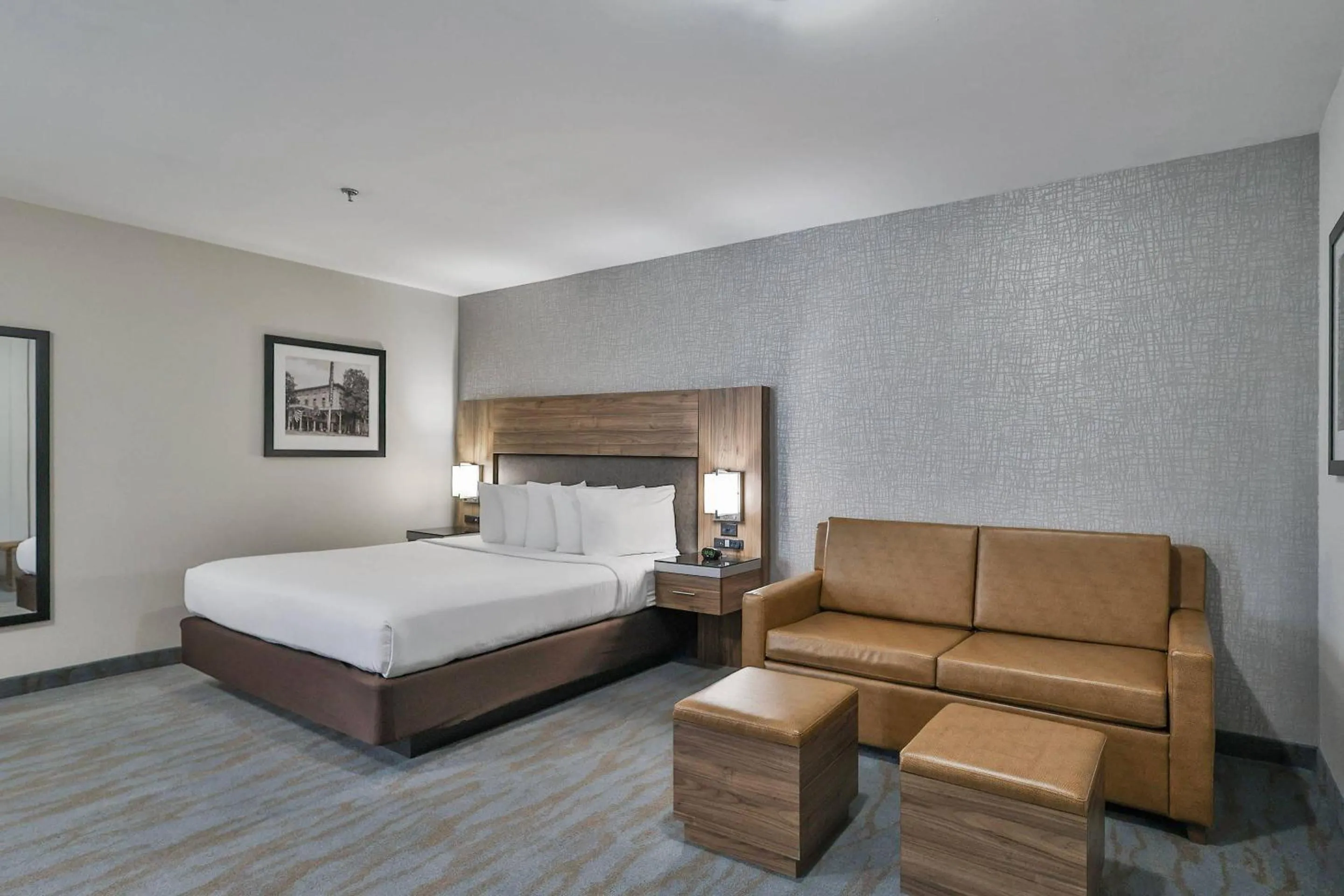 Bedroom, Bed in The Penn Stroud, Stroudsburg - Poconos, an Ascend Collection Hotel