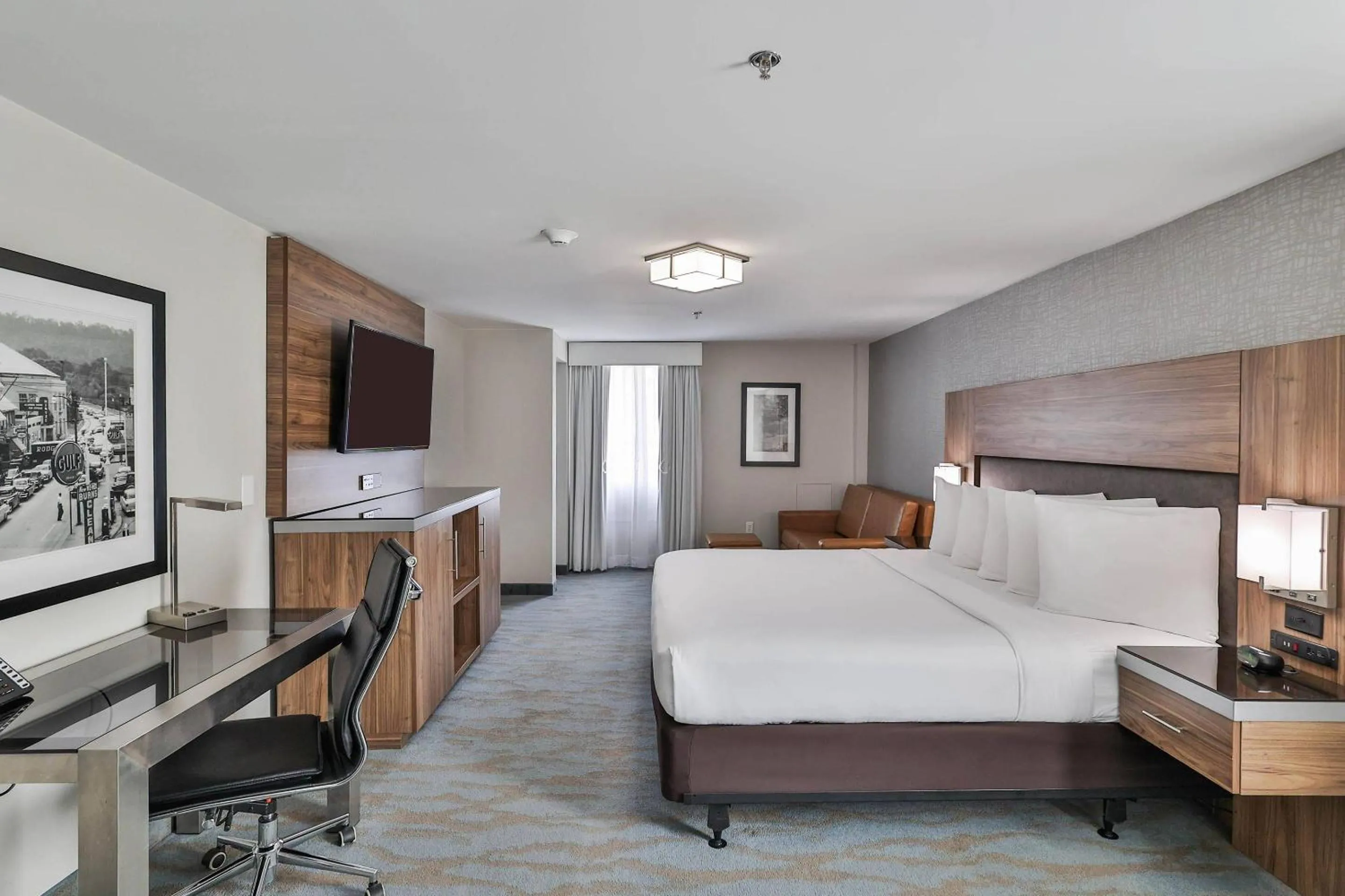 Bedroom, Bed in The Penn Stroud, Stroudsburg - Poconos, an Ascend Collection Hotel