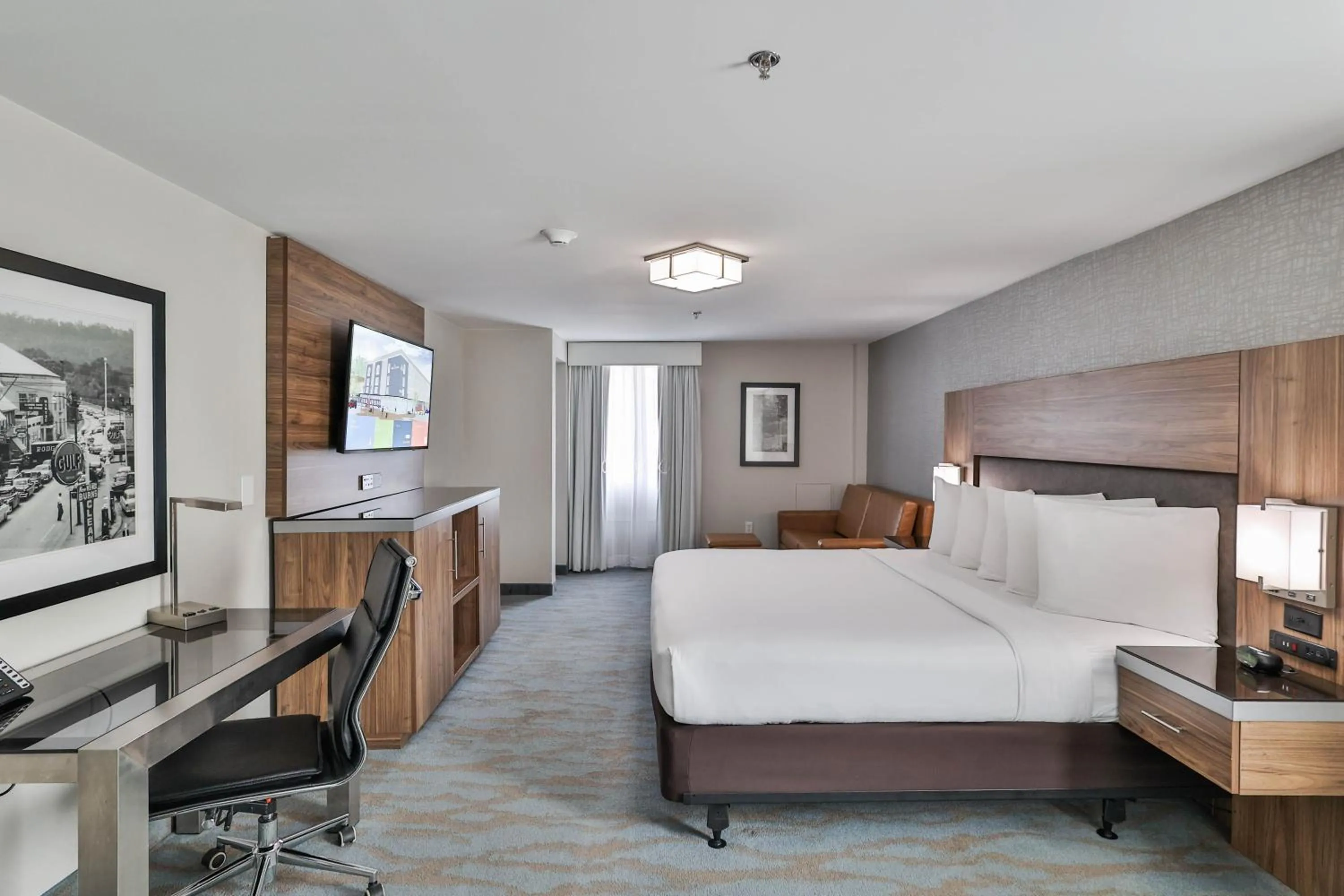 Bedroom, Bed in The Penn Stroud, Stroudsburg - Poconos, an Ascend Collection Hotel