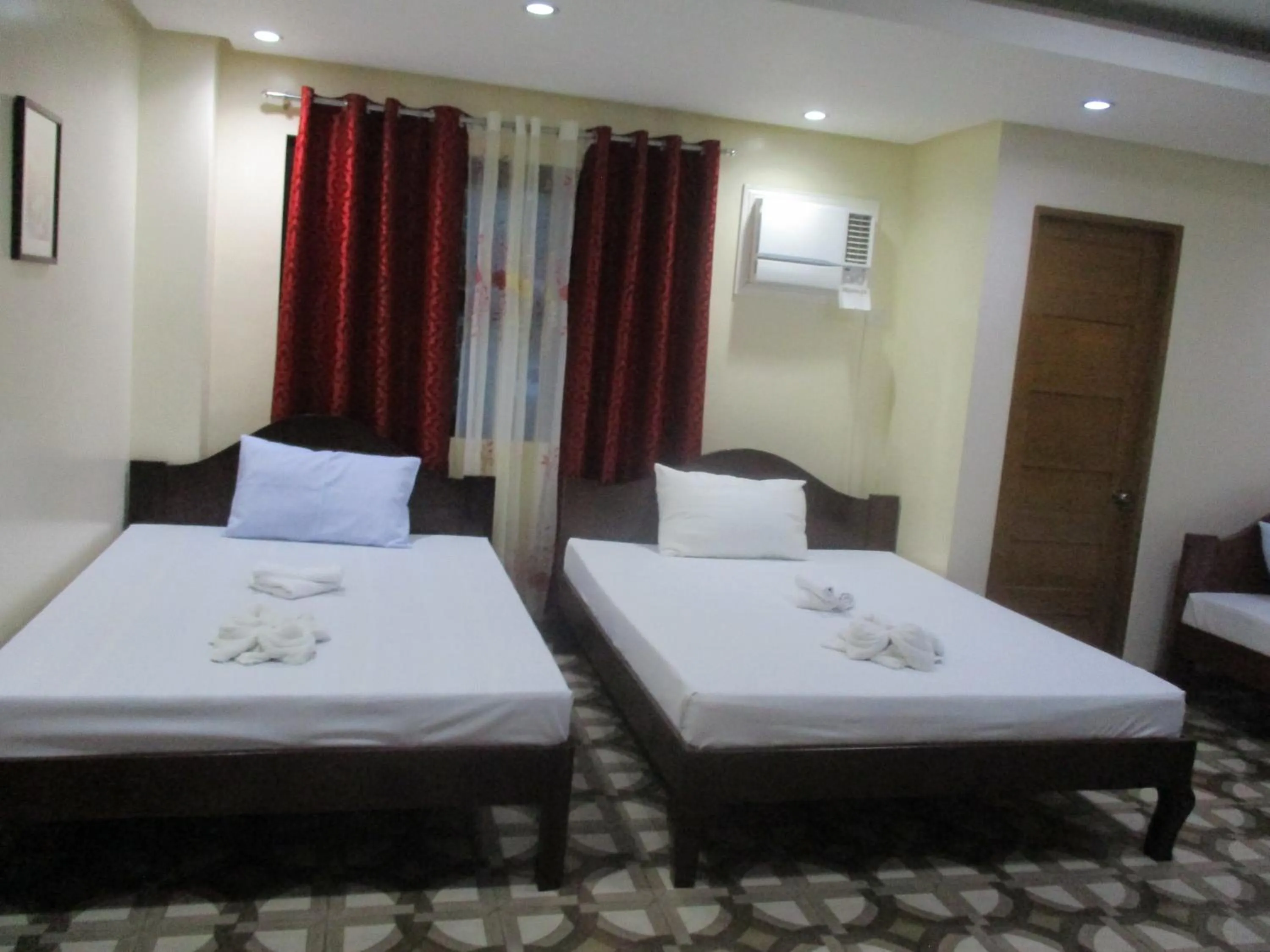 Bed in WMV Hotel & Restaurant