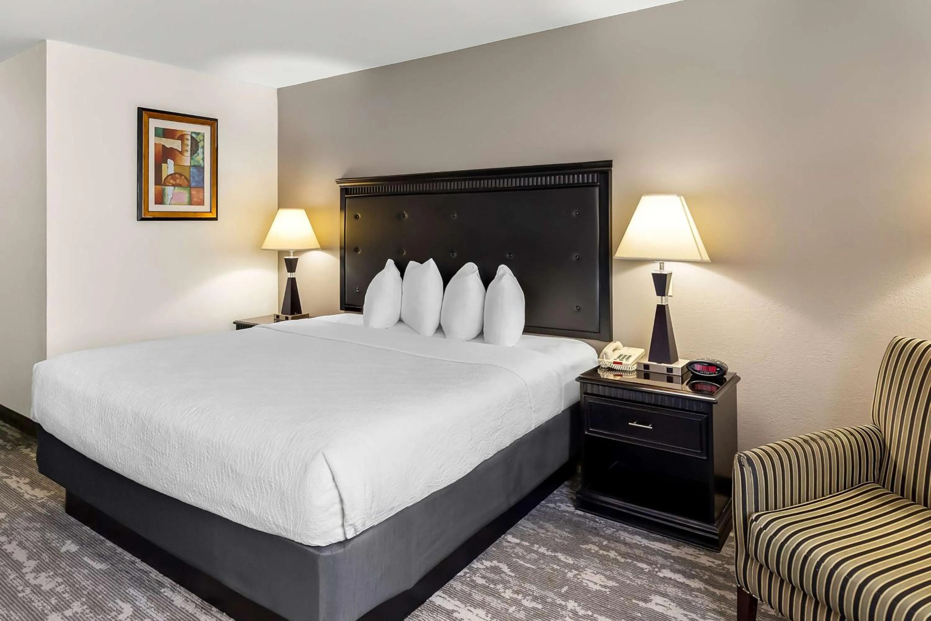 Bedroom, Bed in Best Western Saluki Inn