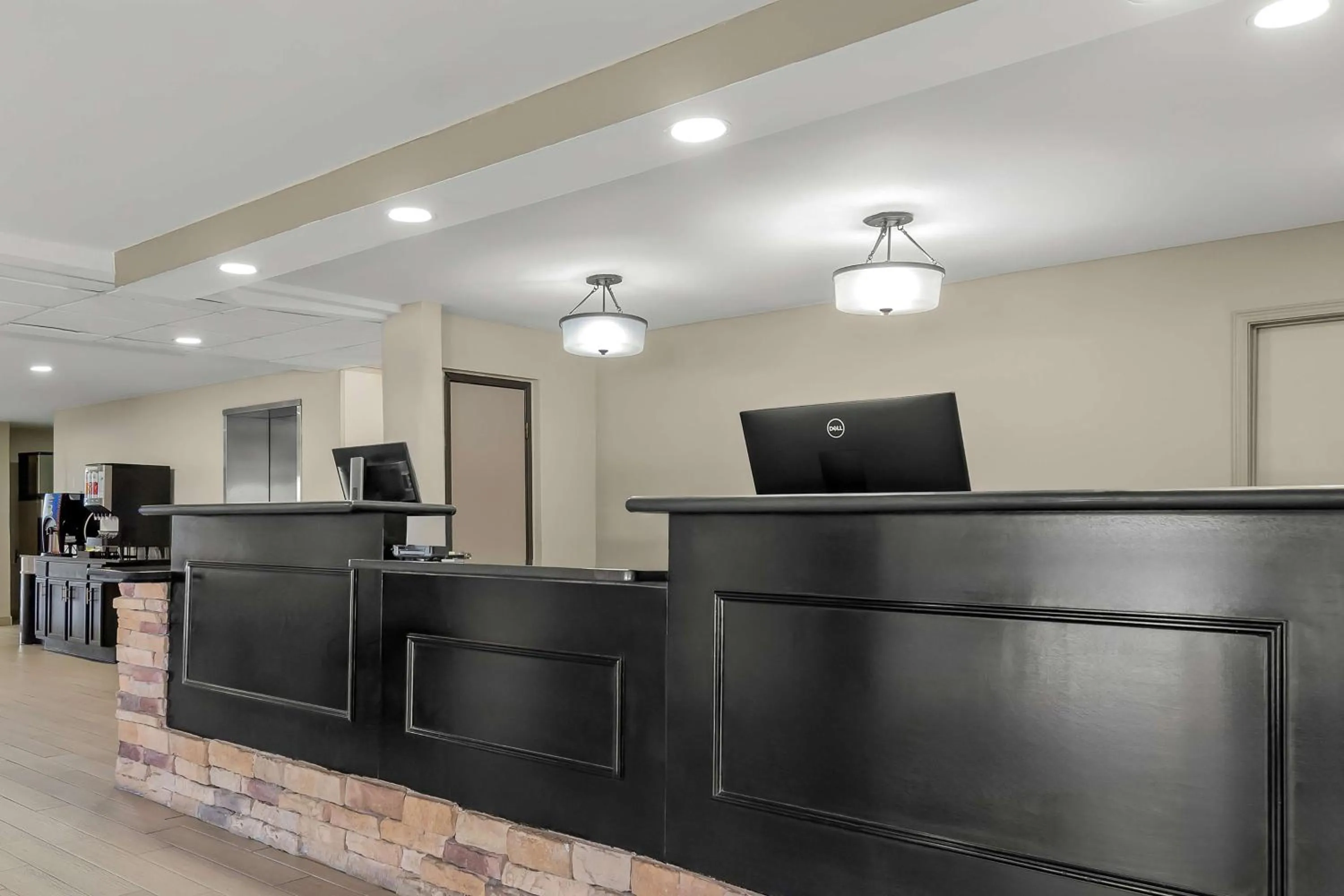 Lobby or reception in Best Western Saluki Inn