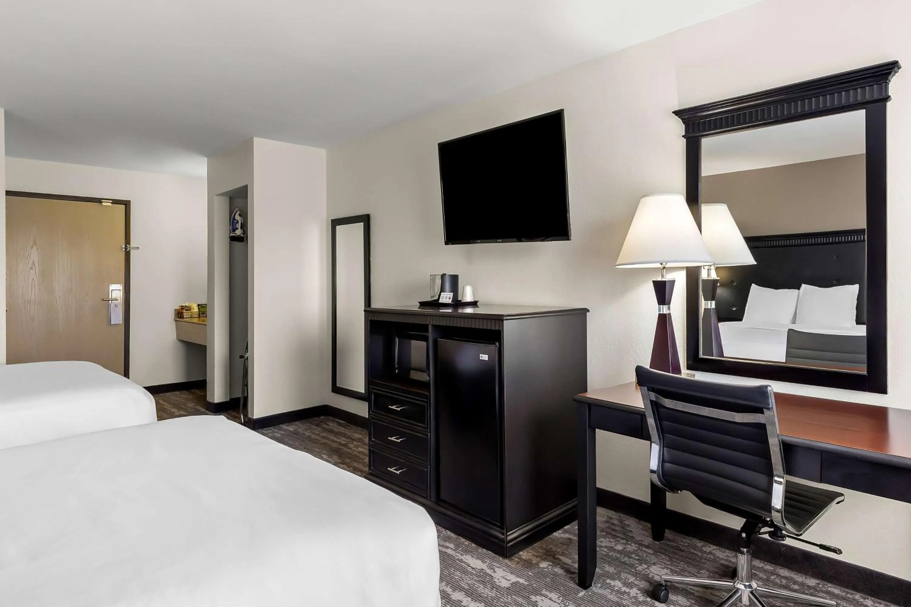 Bedroom, Bed in Best Western Saluki Inn