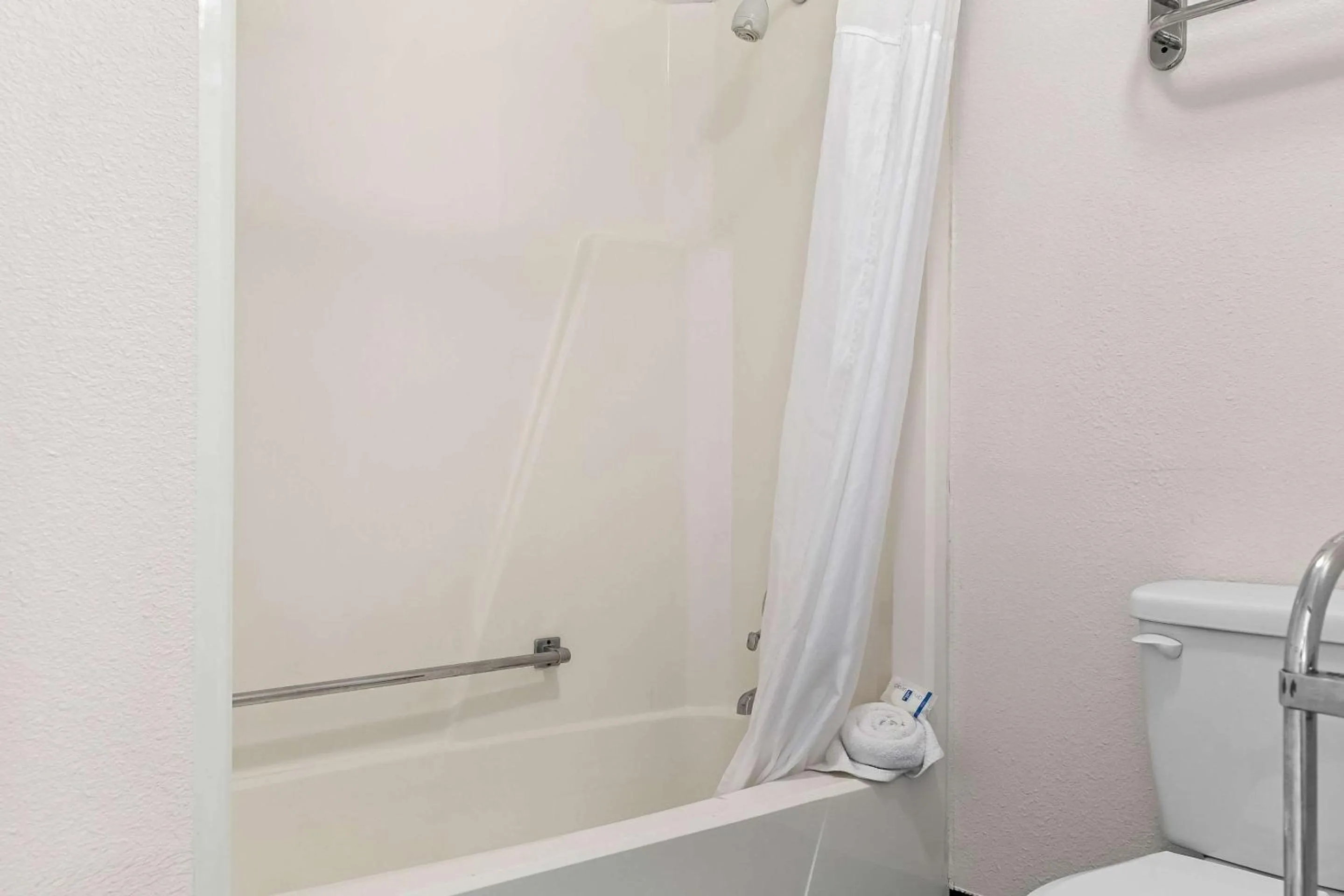 Bedroom in Rodeway Inn & Suites Saginaw I-675