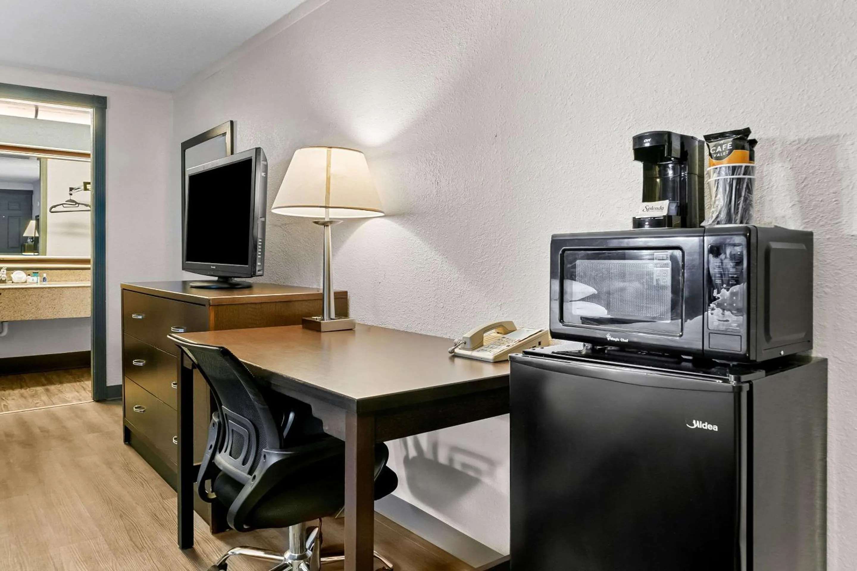 Bedroom in Rodeway Inn & Suites Saginaw I-675