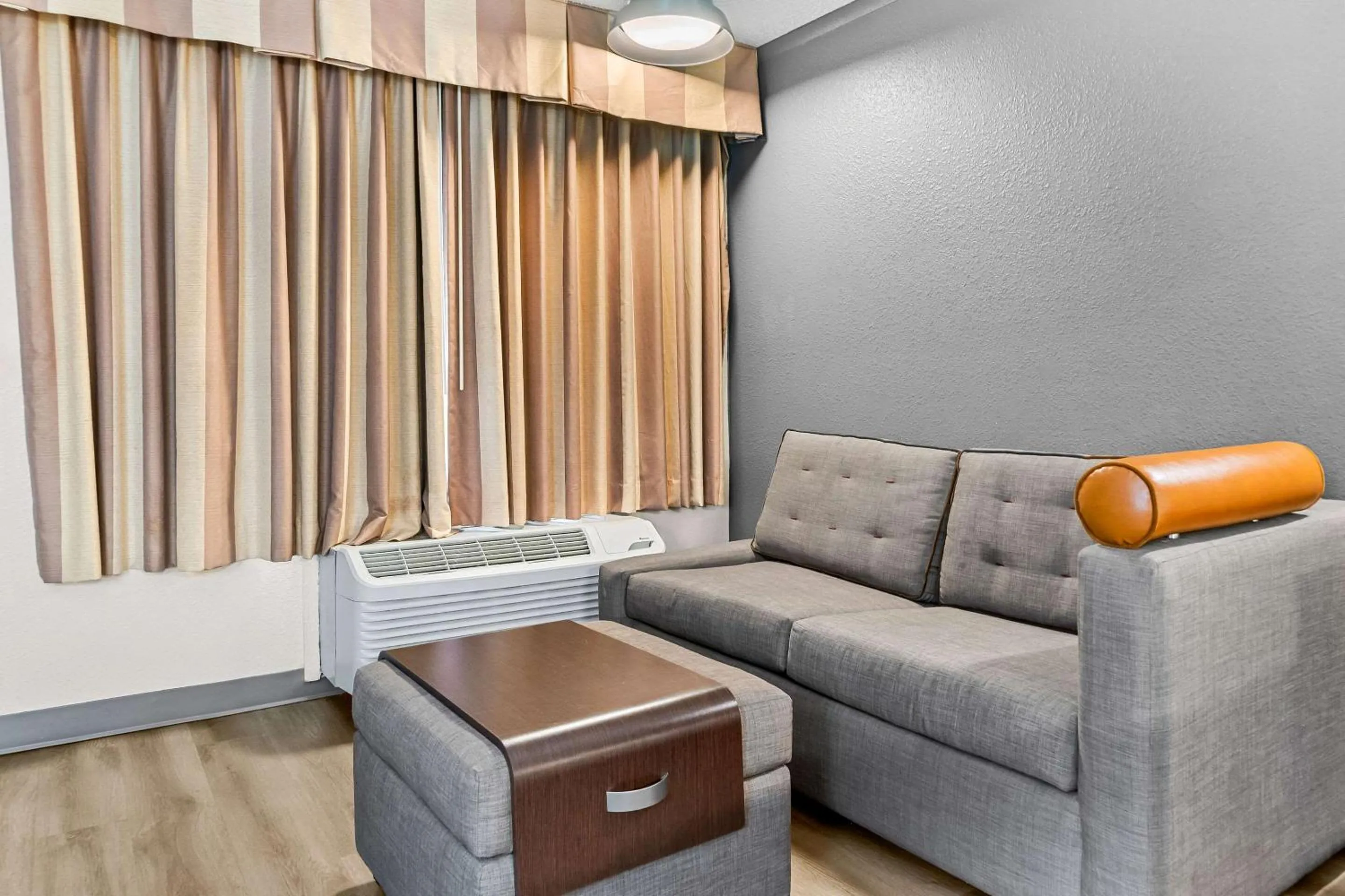 Bedroom in Rodeway Inn & Suites Saginaw I-675