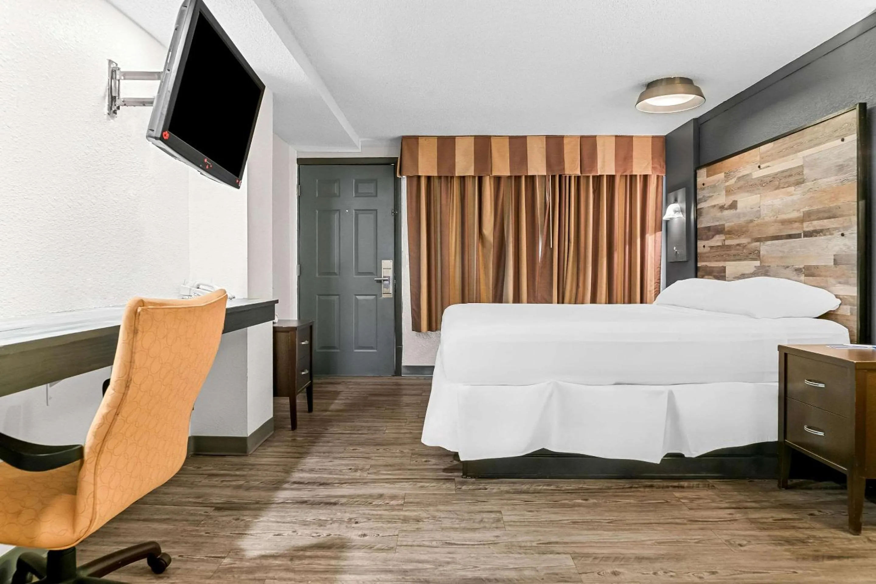 Bedroom, Bed in Rodeway Inn & Suites Saginaw I-675