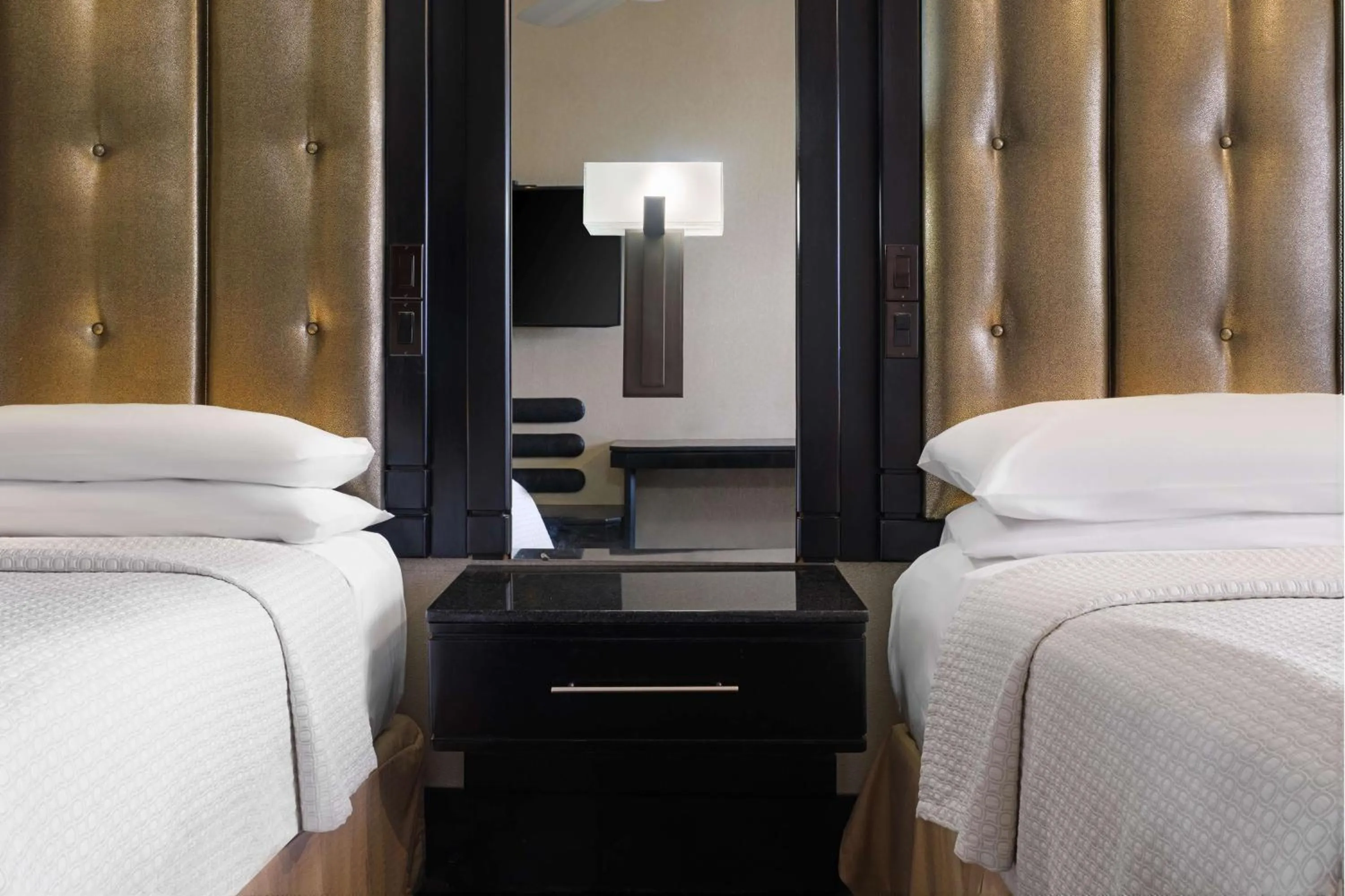 Photo of the whole room, Bed in Terra Nova, BW Premier Collection