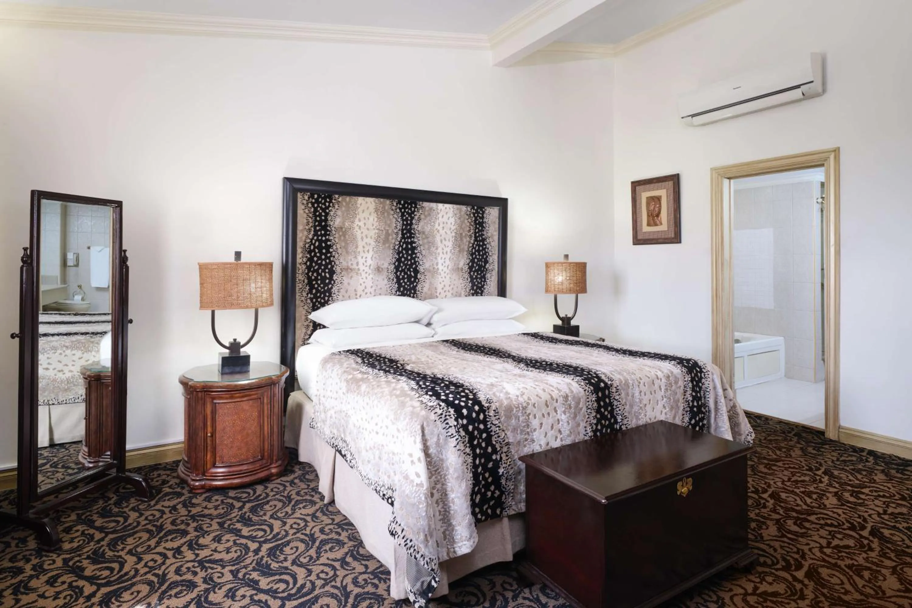 Photo of the whole room, Bed in Terra Nova, BW Premier Collection