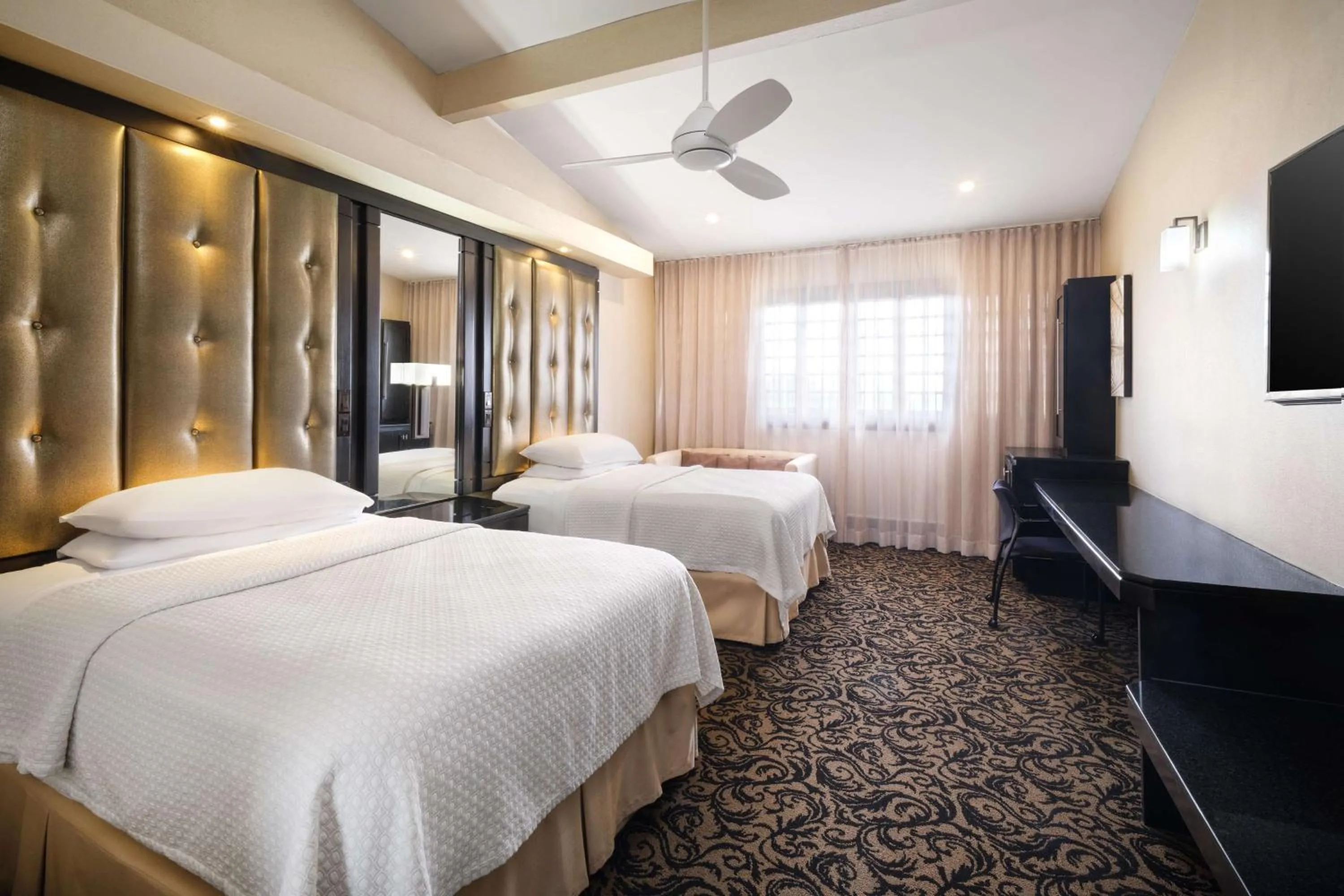 Photo of the whole room, Bed in Terra Nova, BW Premier Collection