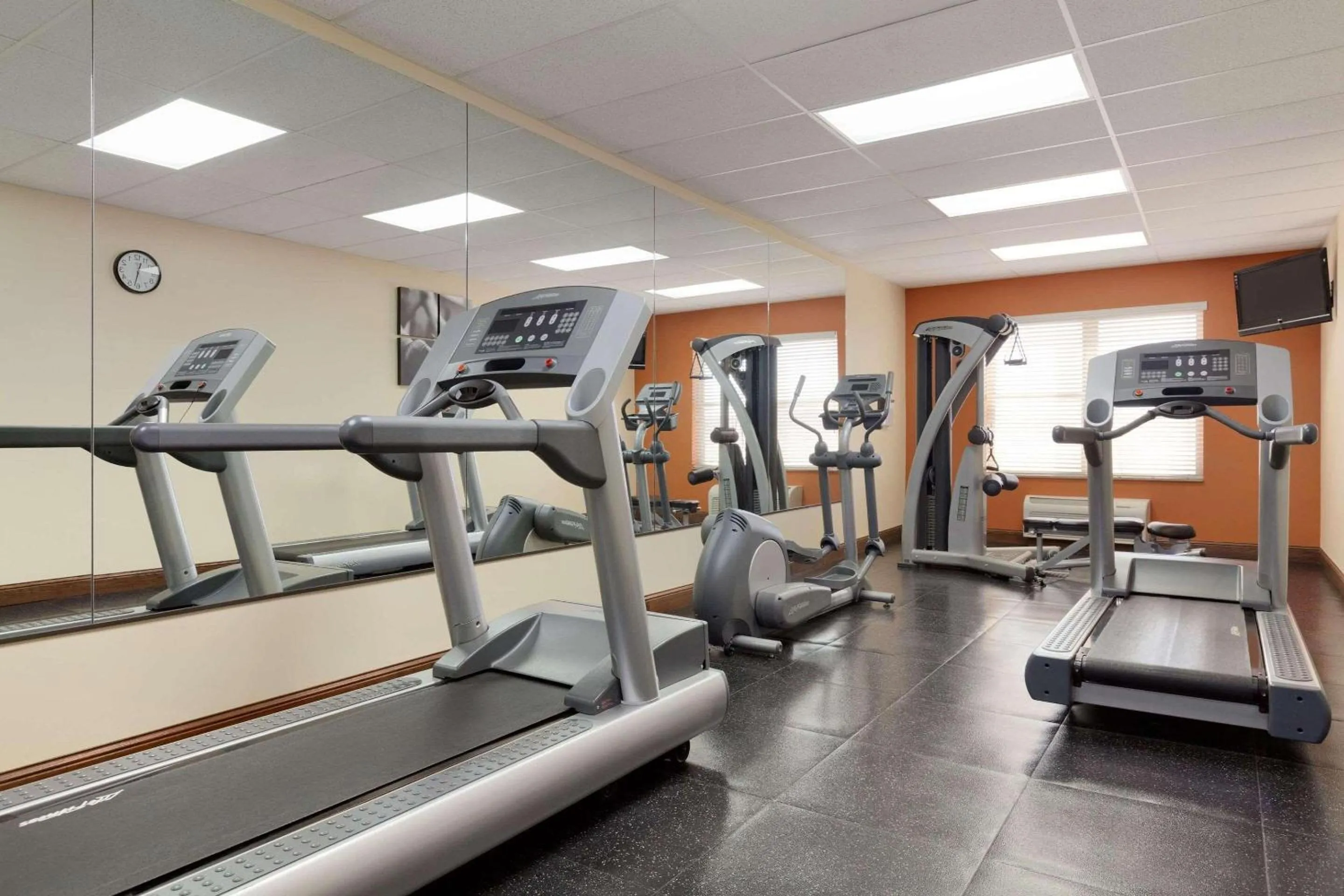 Fitness centre/facilities in Garner Hotel Gillette South by IHG