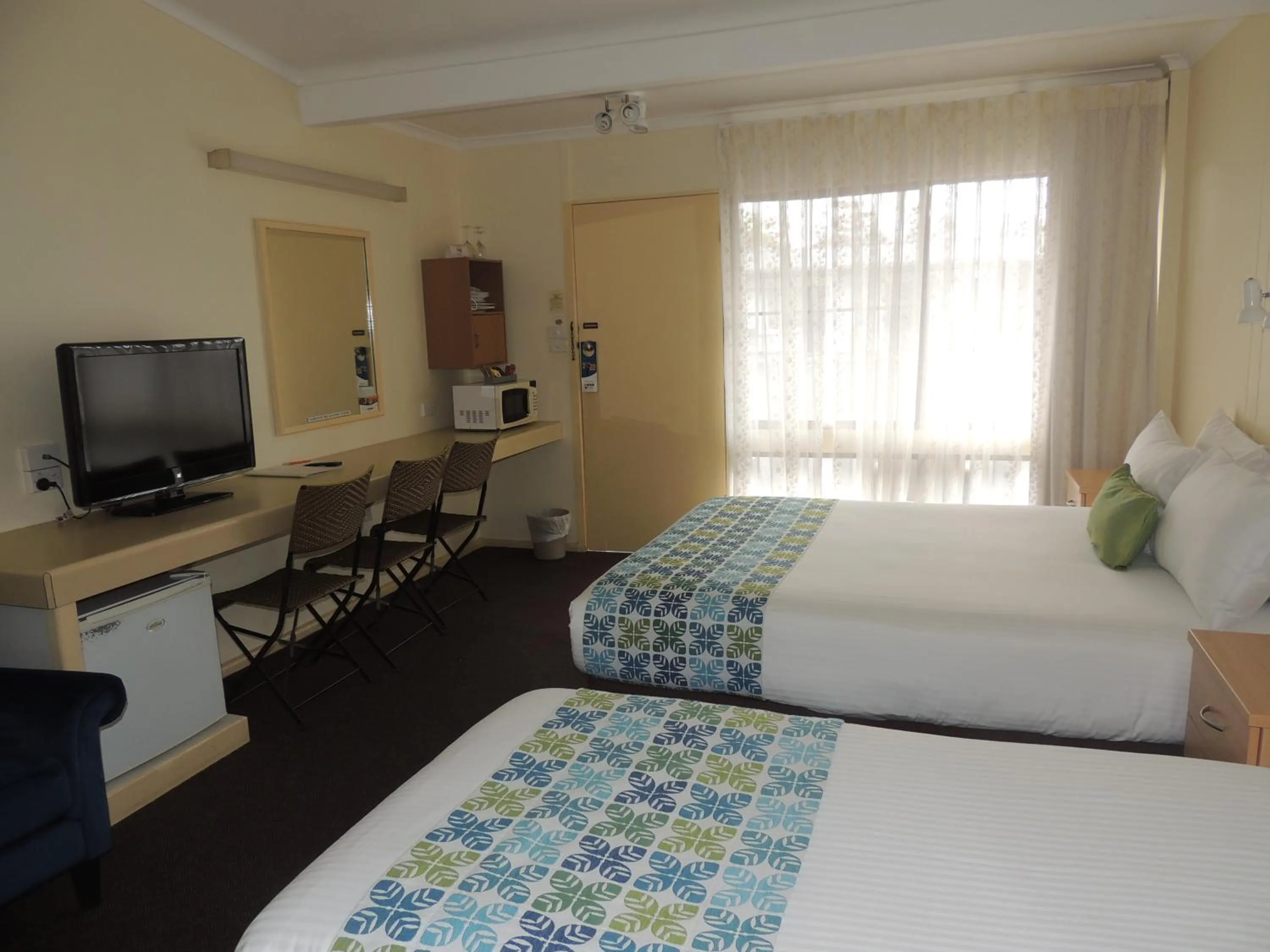 TV and multimedia, Bed in Comfort Inn Premier