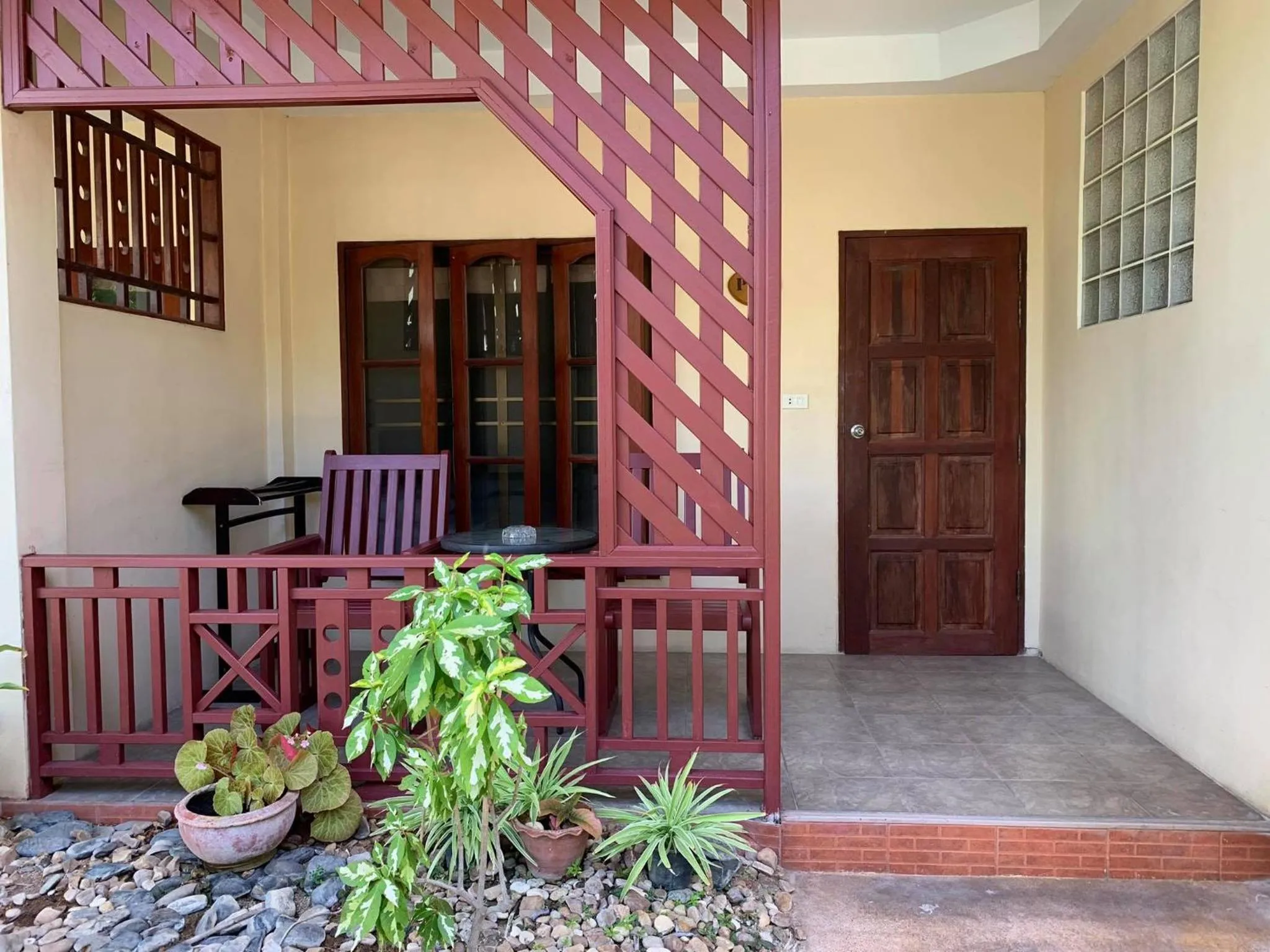 Property building in Rattana Guesthouse & Bungalow