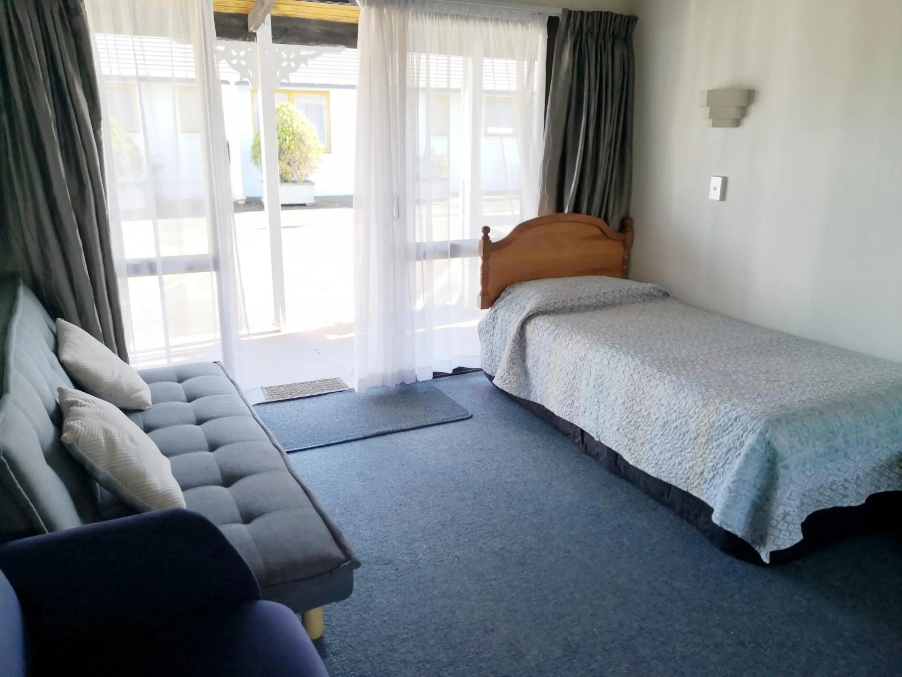 Living room, Bed in Accommodation Te Puna