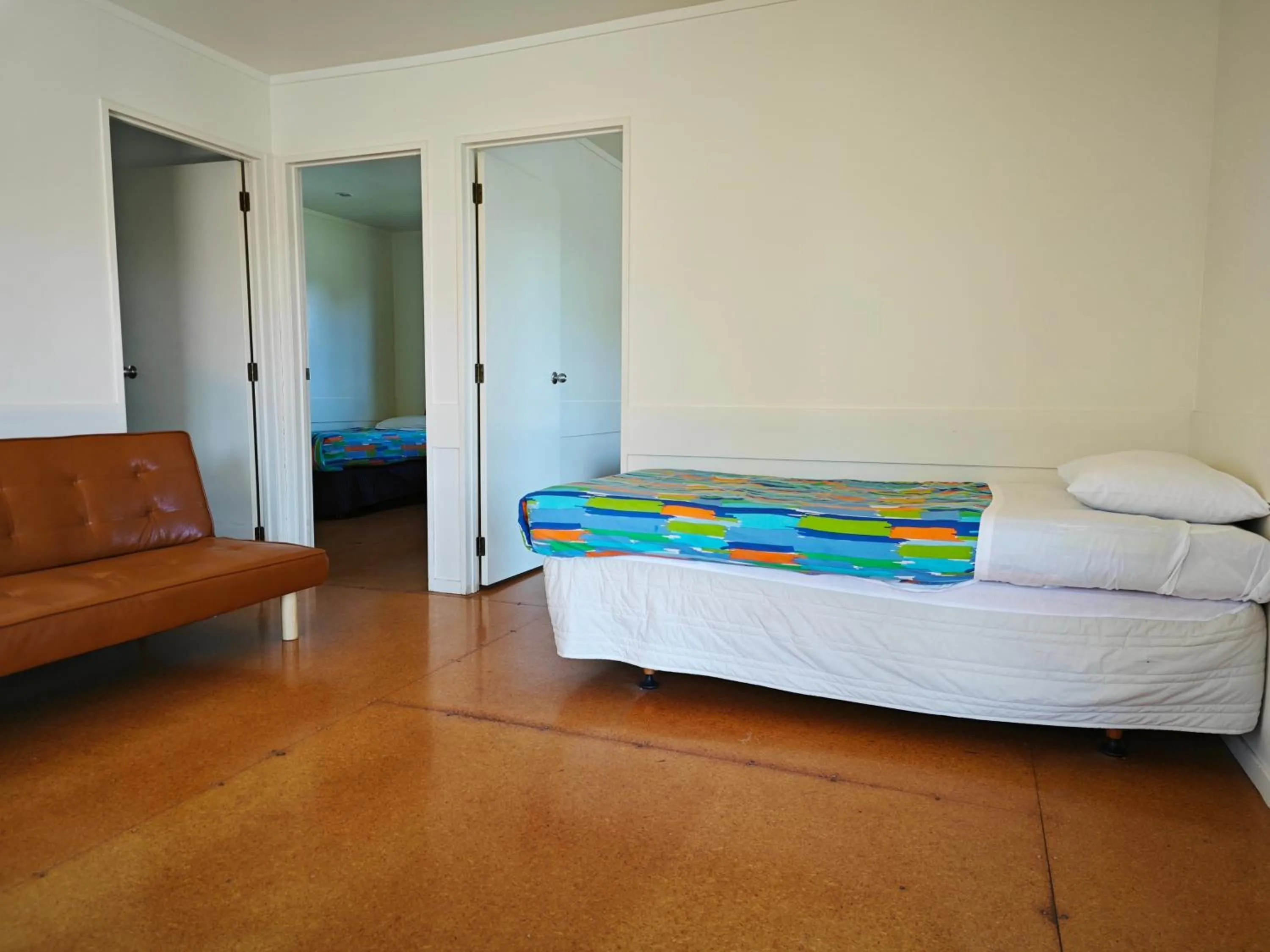 Lounge or bar, Bed in Accommodation Te Puna