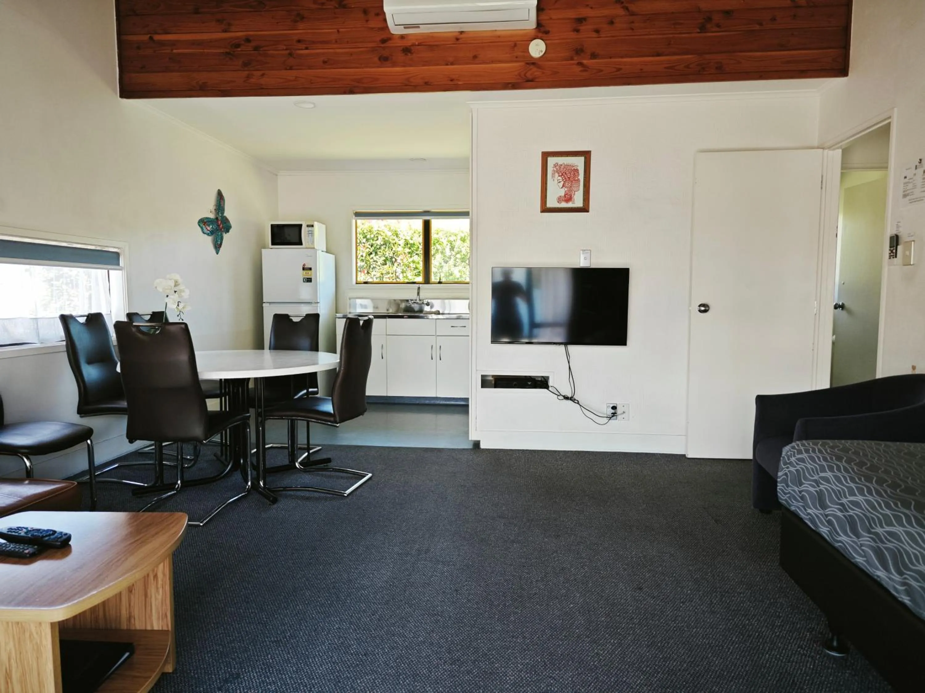 Communal lounge/ TV room in Accommodation Te Puna
