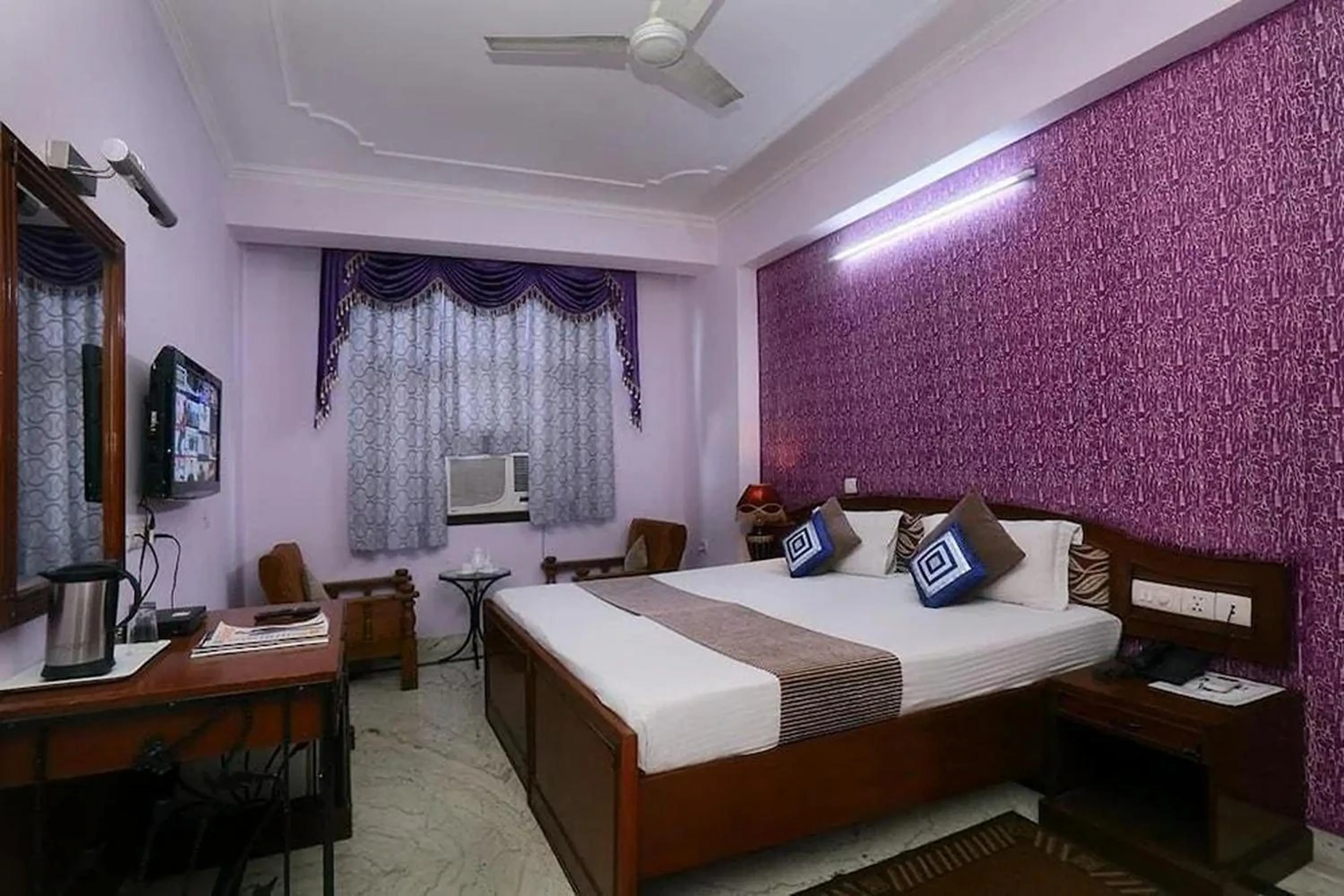 Bed in Hotel Indraprastha