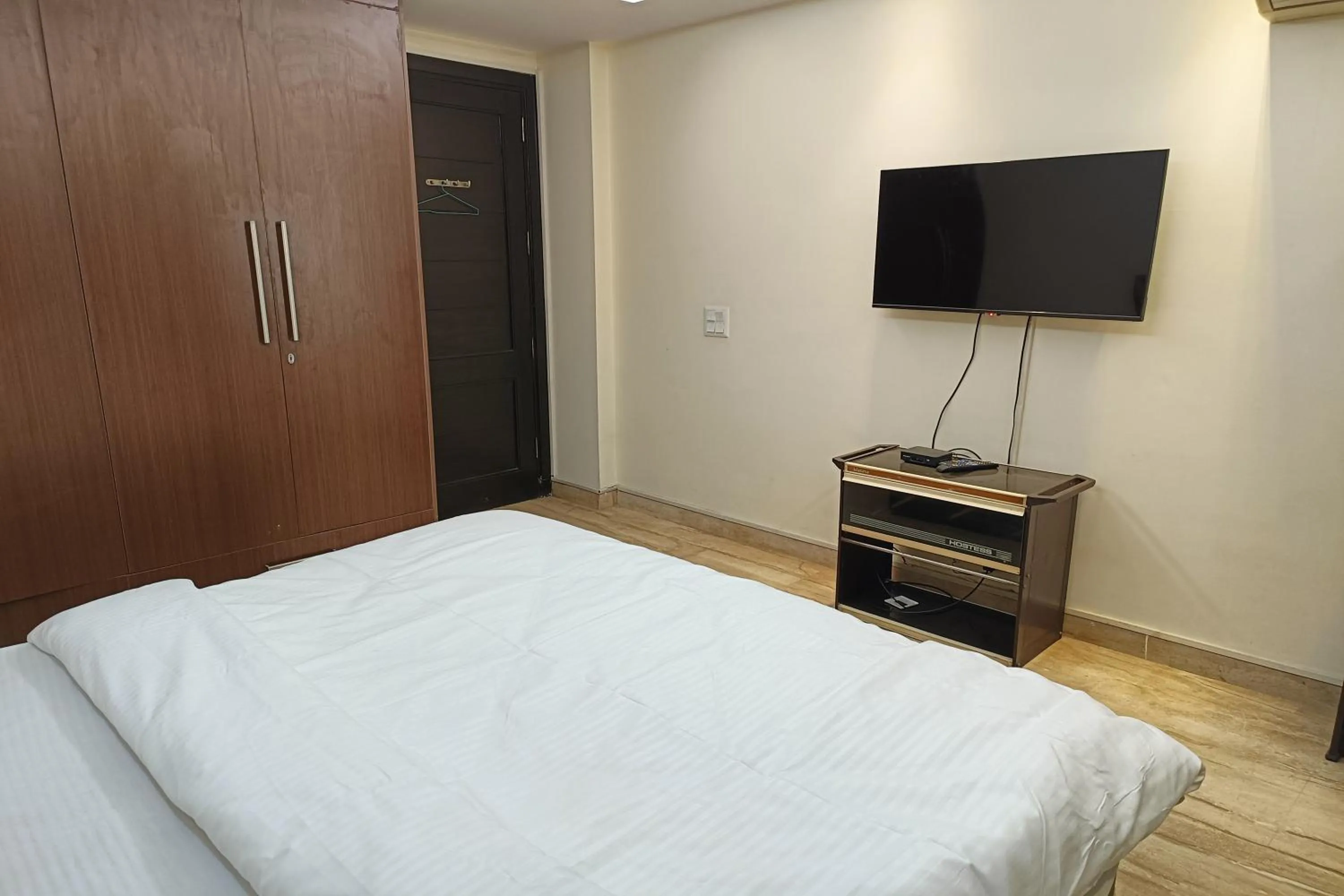 TV and multimedia, Bed in Hotel Indraprastha