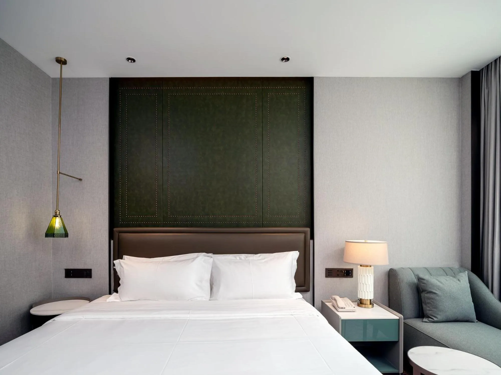 Bed in Shenzhen Shanghai Hotel