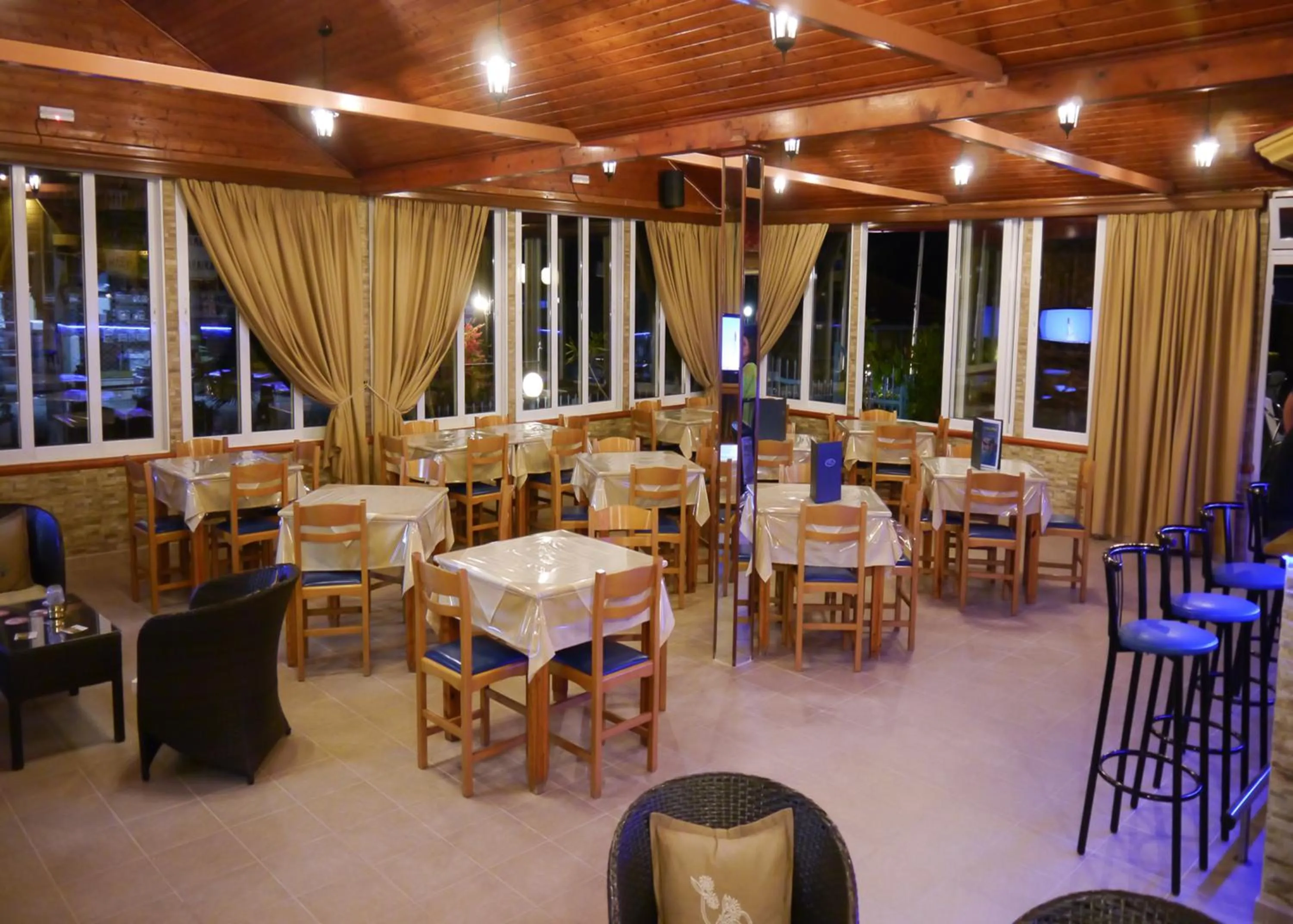 Restaurant/places to eat in Tria Adelphia