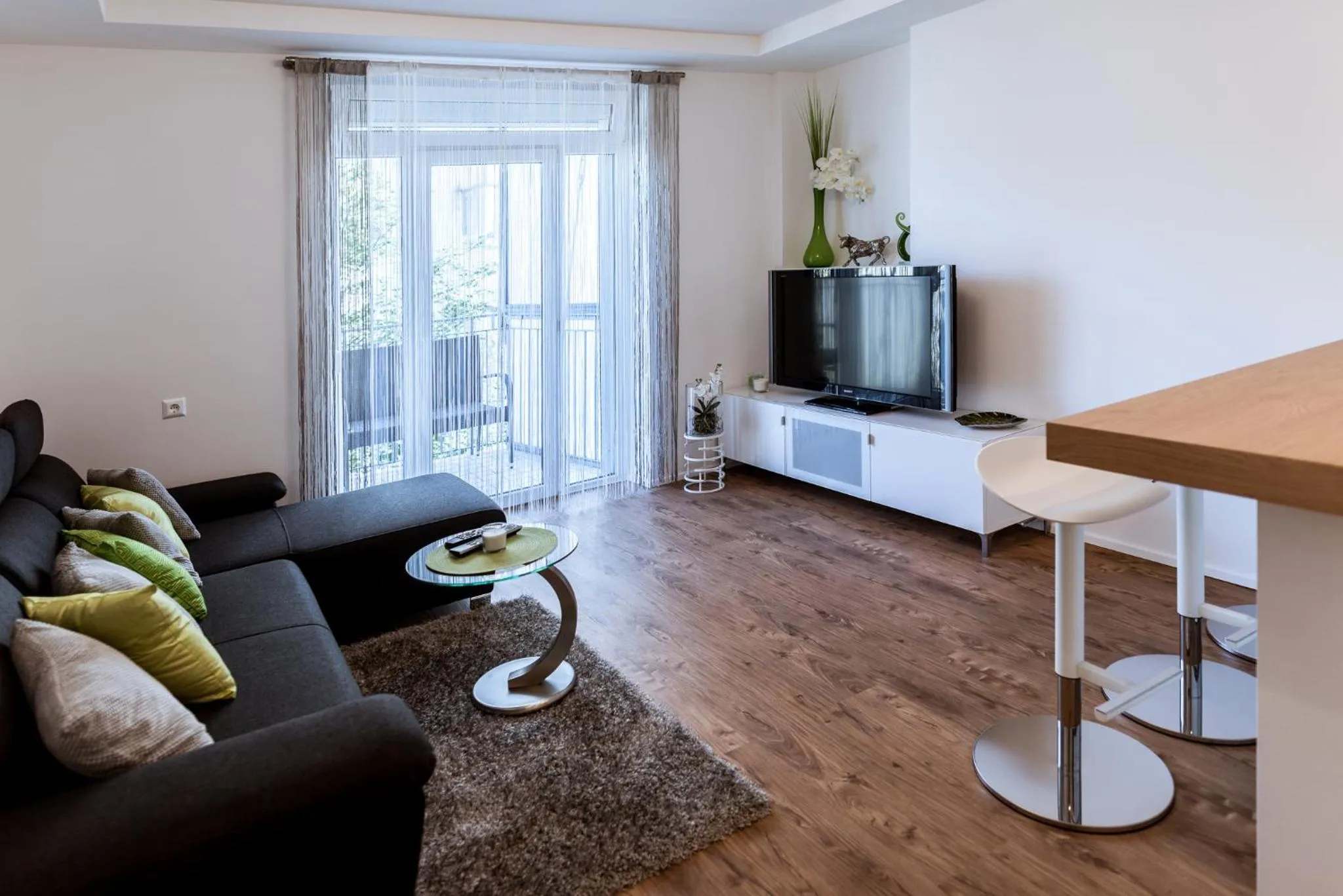 Communal lounge/ TV room in MH Living - 11 - Modern Living Dream in Center