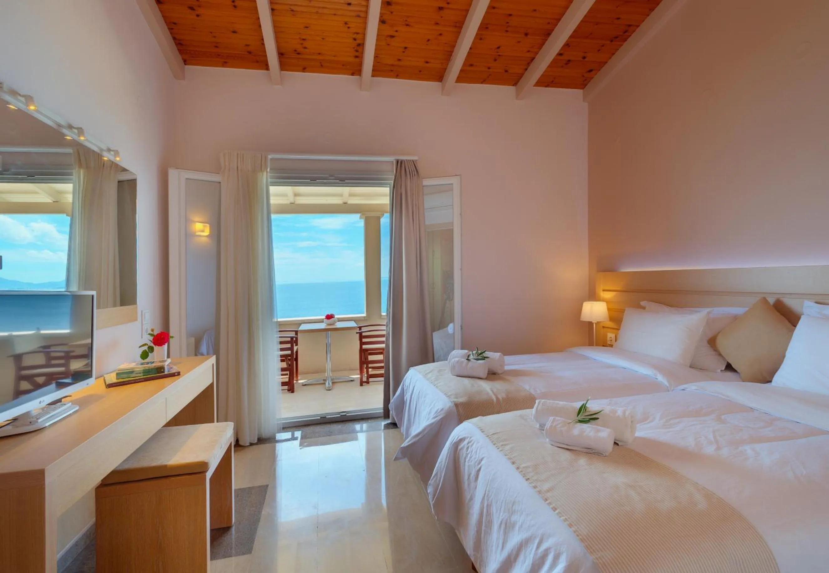 TV and multimedia, Bed in Krouzeri Beach Apartments