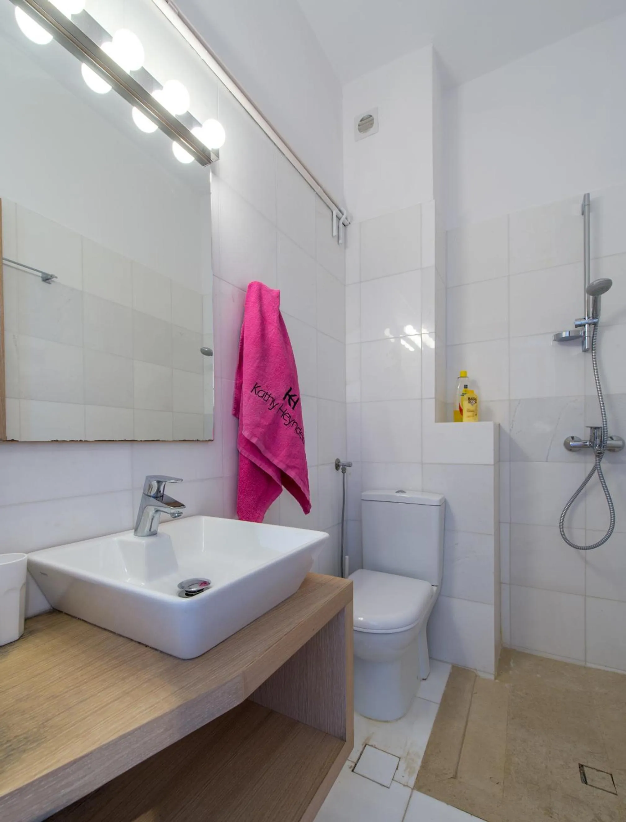 Shower in Krouzeri Beach Apartments