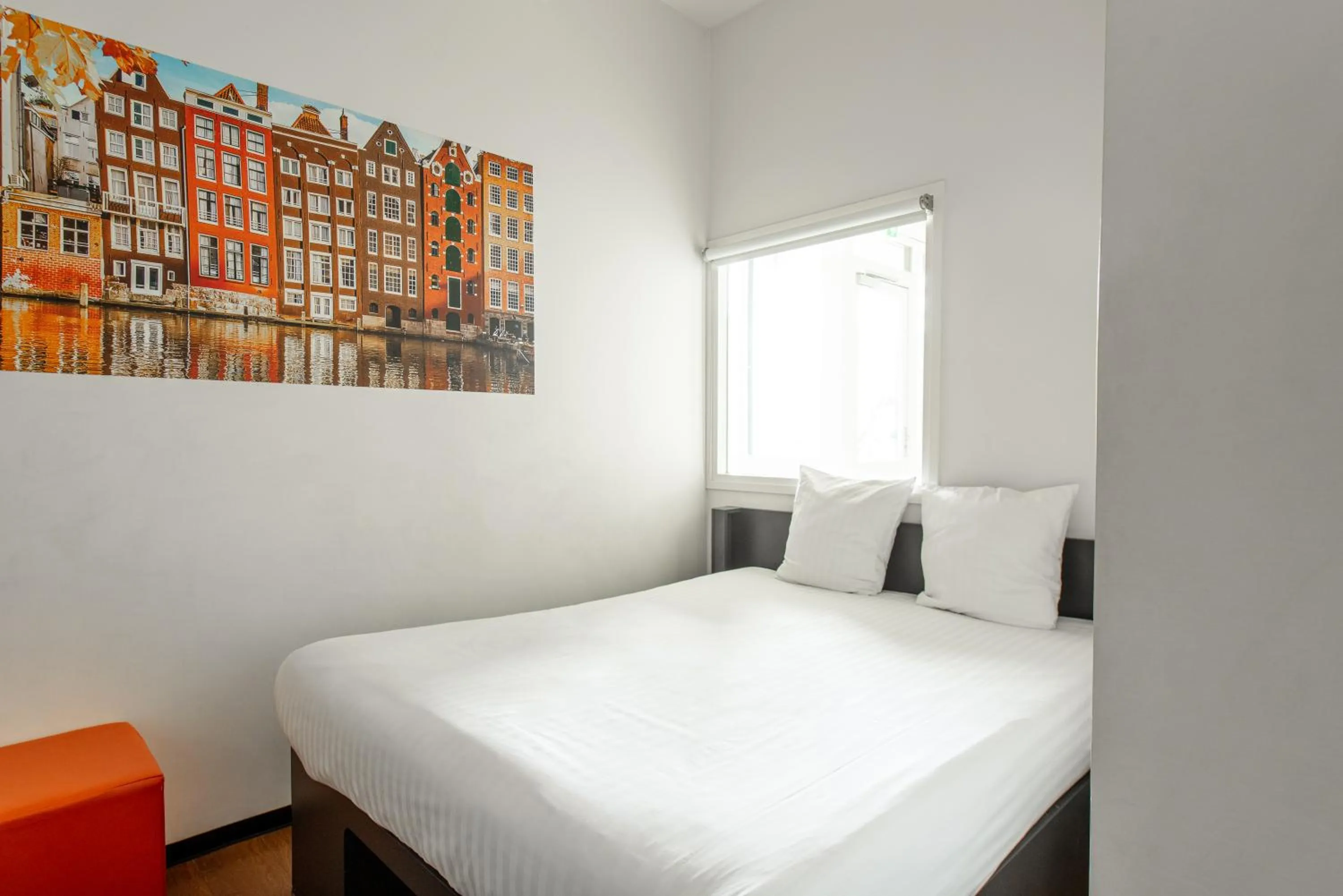 Bedroom, Bed in easyHotel Amsterdam City Centre South