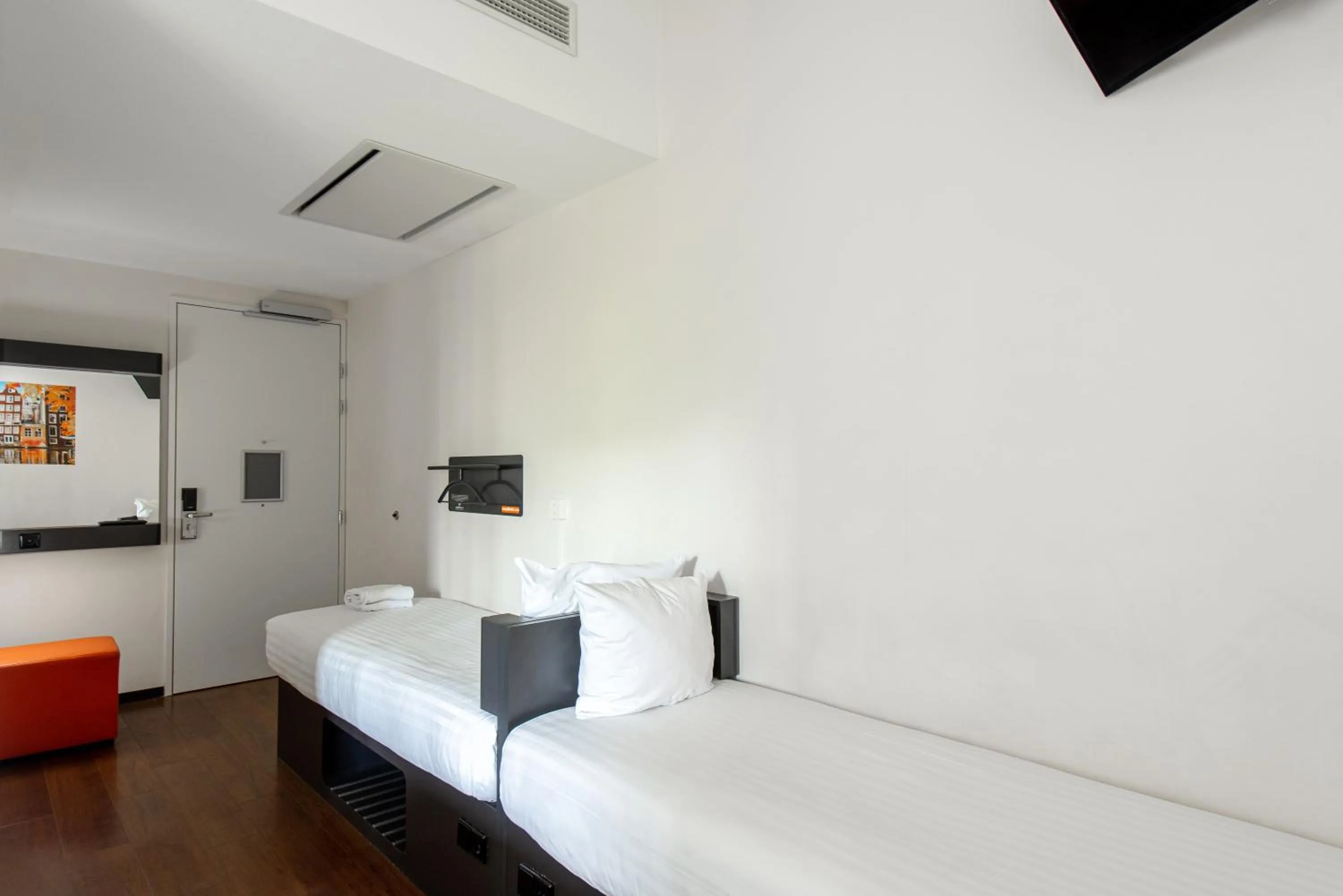 Bedroom, Bed in easyHotel Amsterdam City Centre South