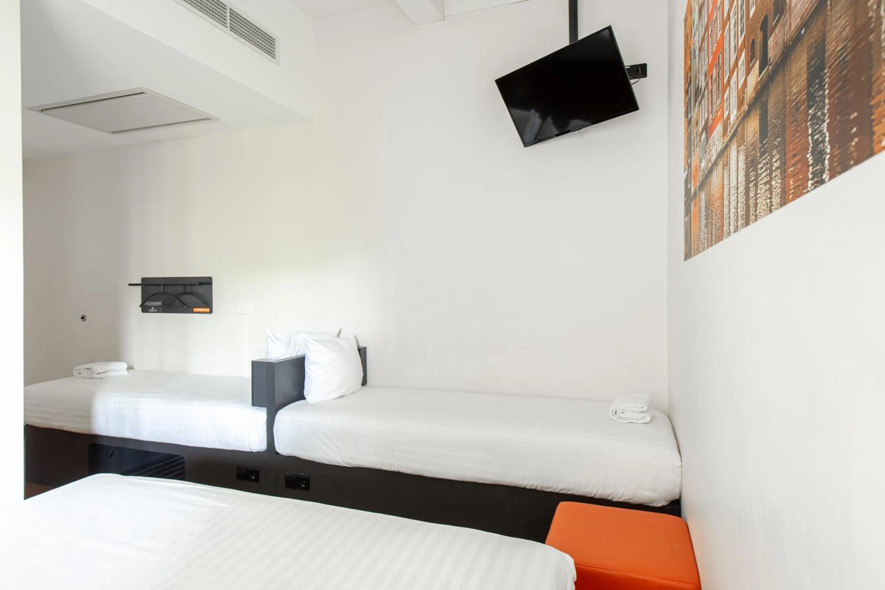 Bedroom, Bed in easyHotel Amsterdam City Centre South