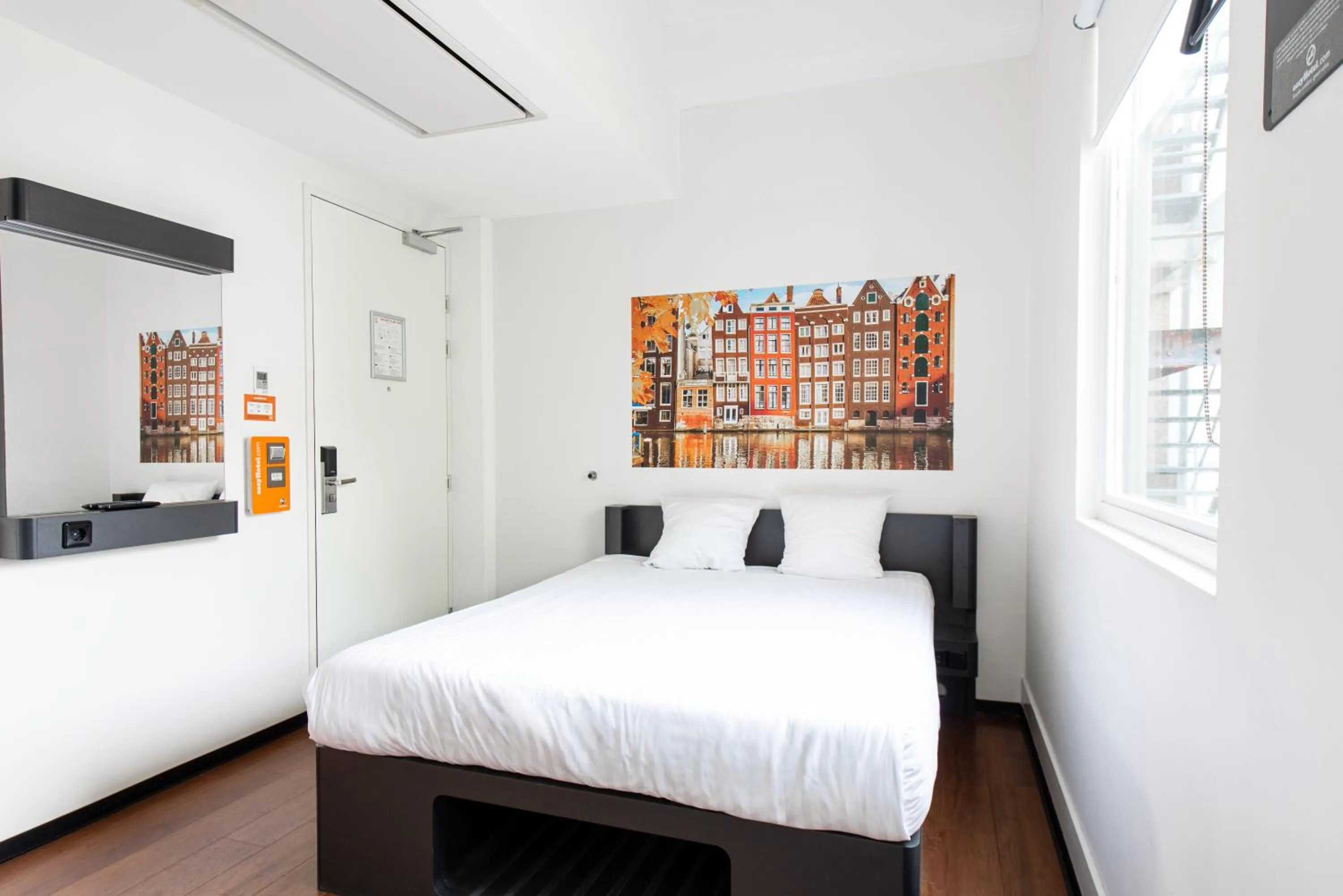 Bedroom, Bed in easyHotel Amsterdam City Centre South