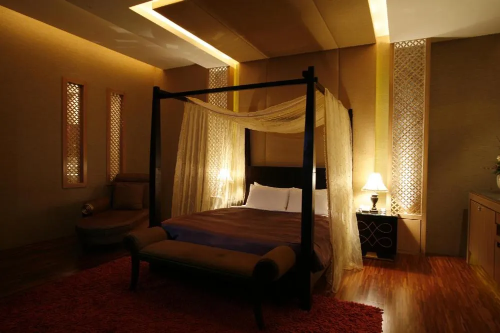 bunk bed, Bed in Chateau Boutique Motel