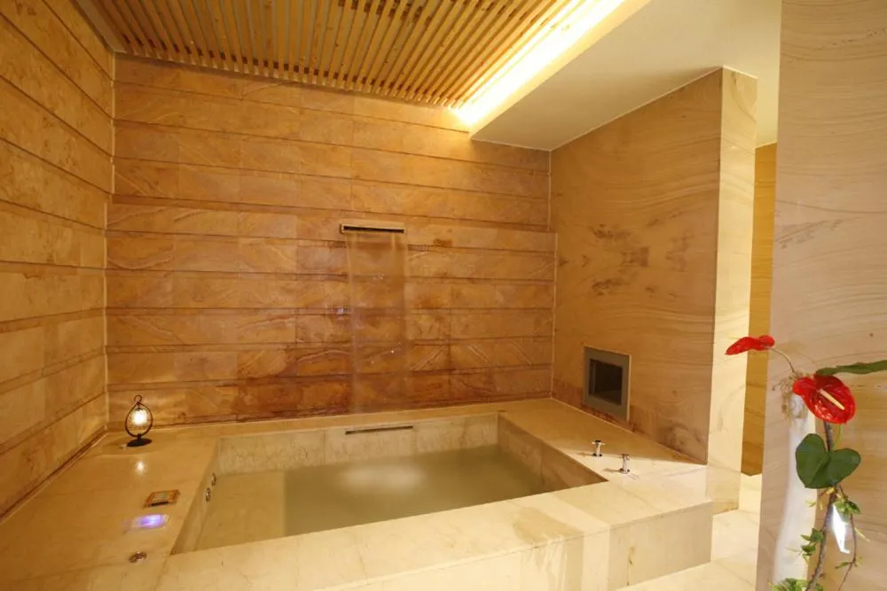 Bath in Chateau Boutique Motel