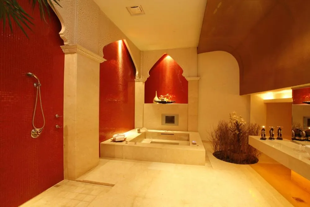 Bath in Chateau Boutique Motel