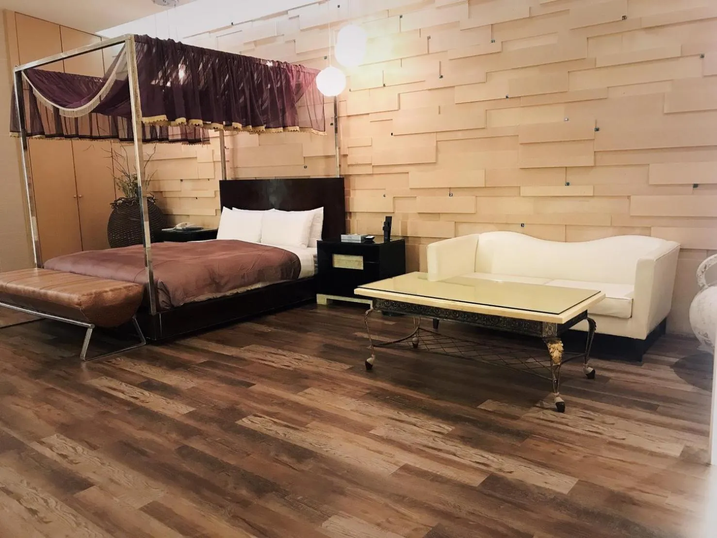 Bed in Chateau Boutique Motel