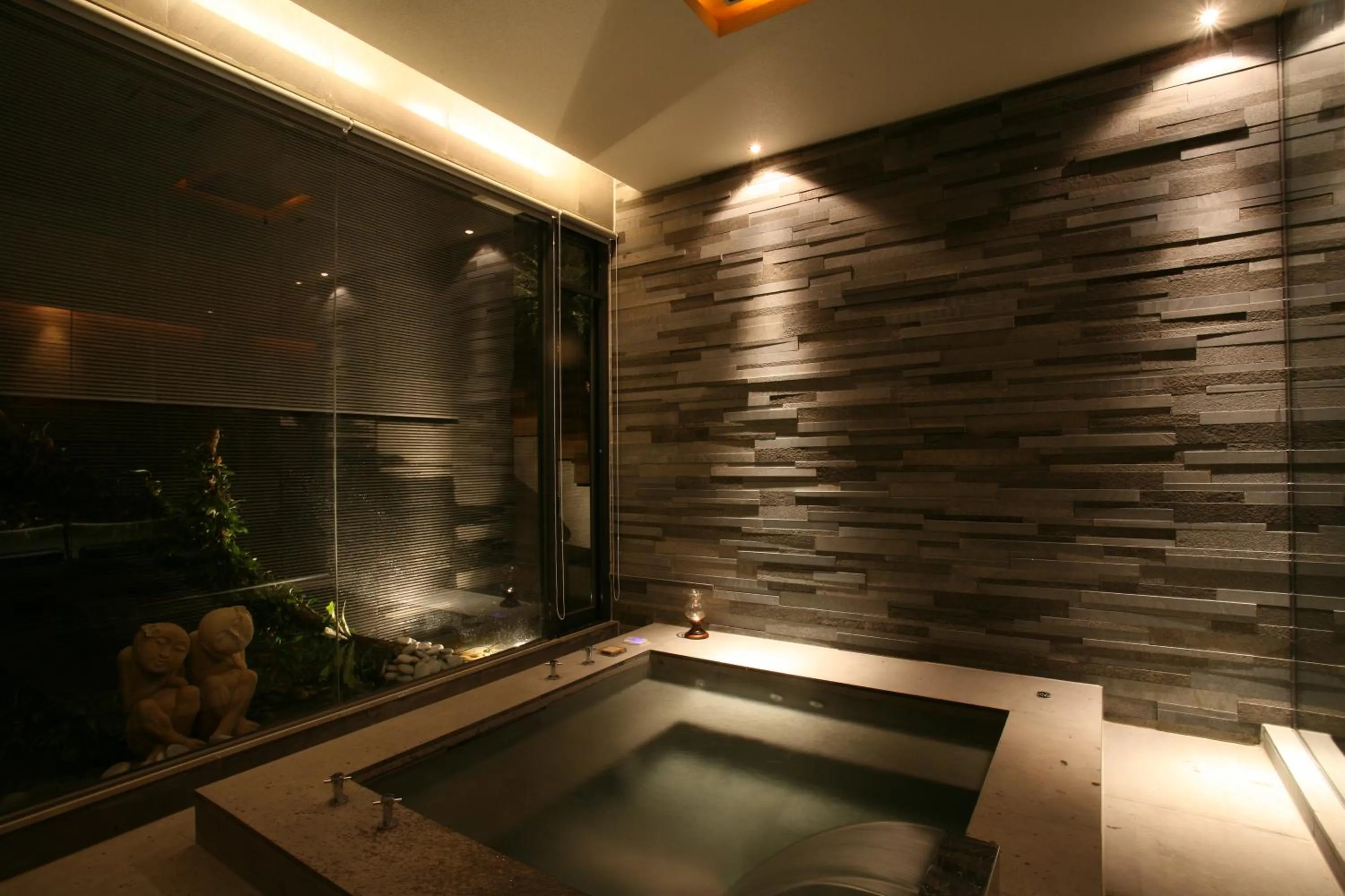 Bath in Chateau Boutique Motel