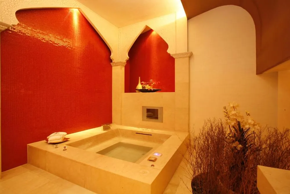 Bath in Chateau Boutique Motel