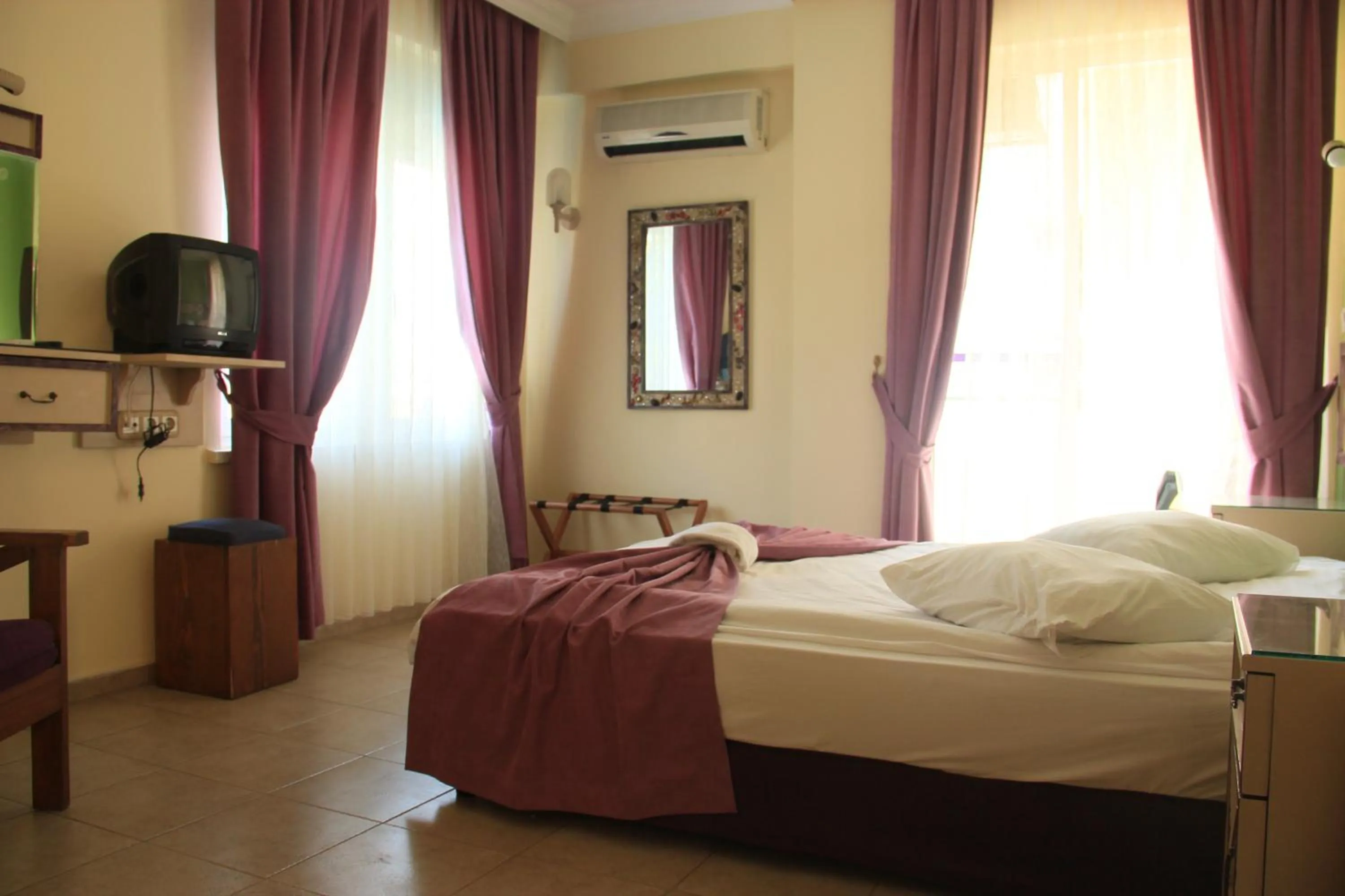 Day, Bed in Benna Hotel