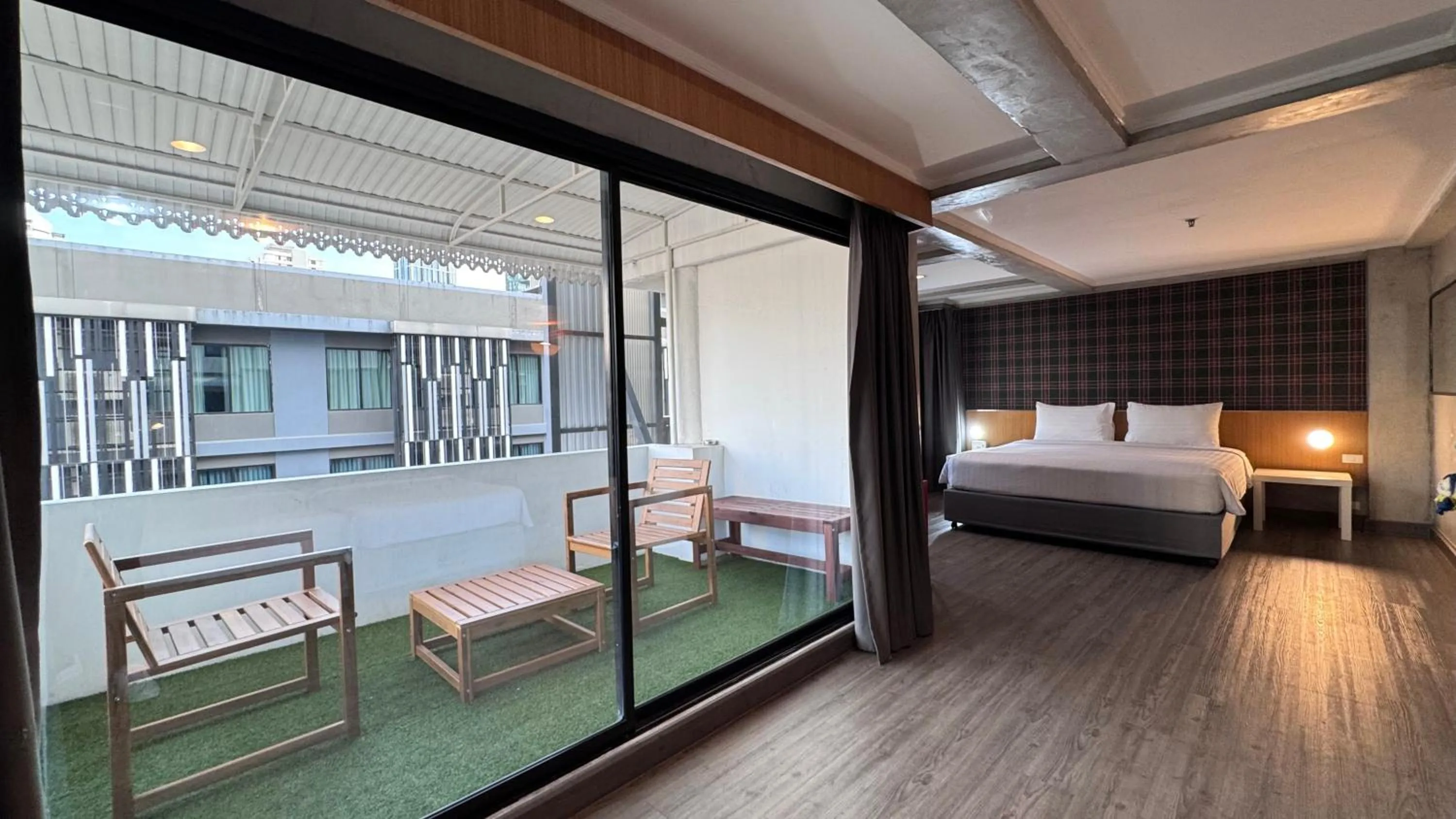 Balcony/Terrace, Bed in White Palace Bangkok