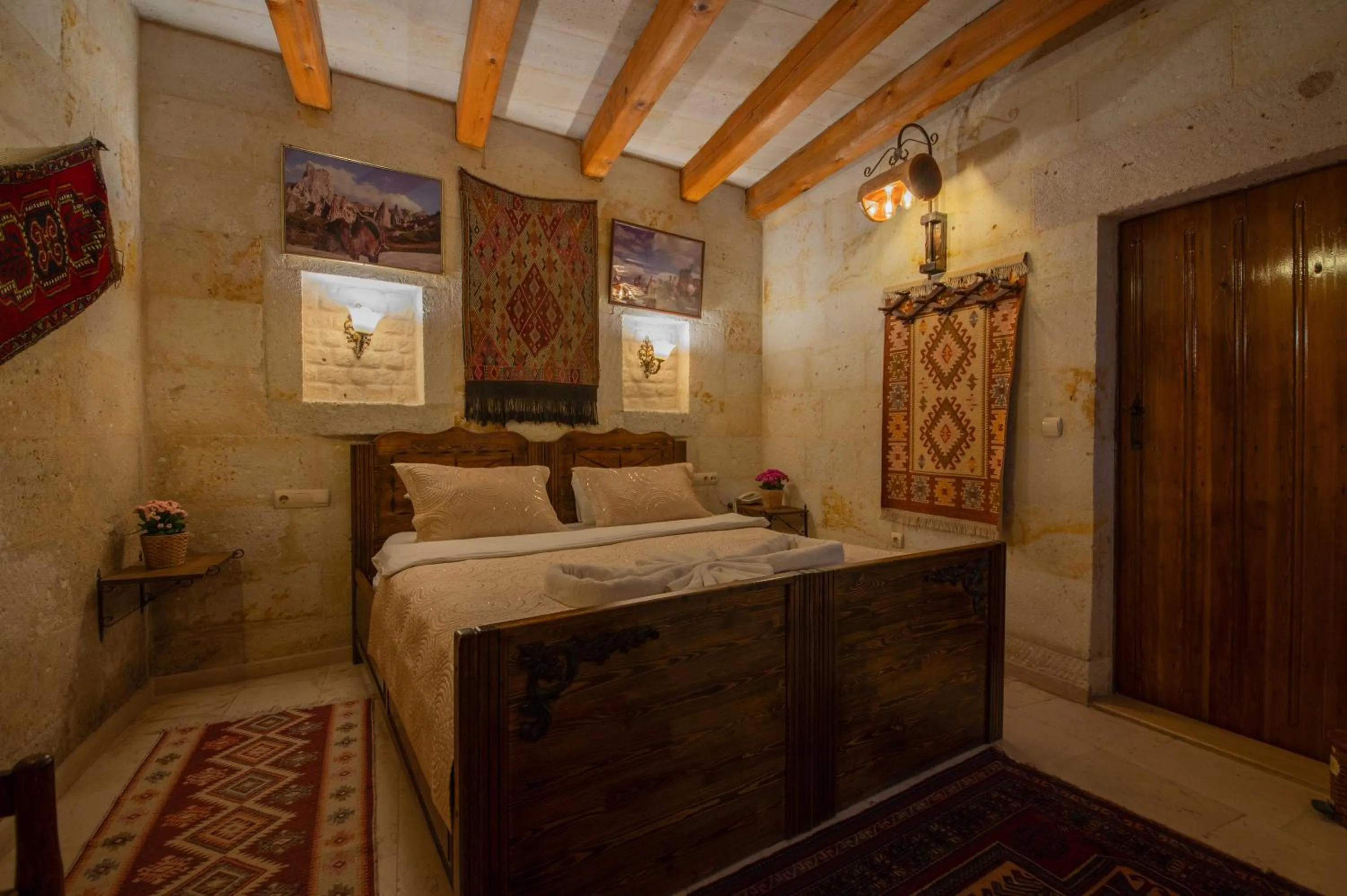 Photo of the whole room, Bed in Safran Cave Hotel