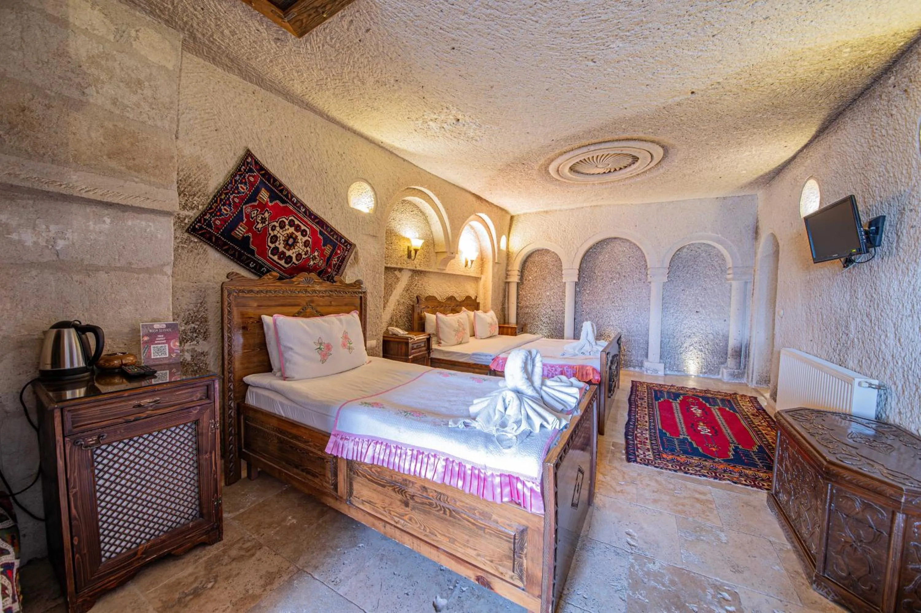 Photo of the whole room, Bed in Safran Cave Hotel