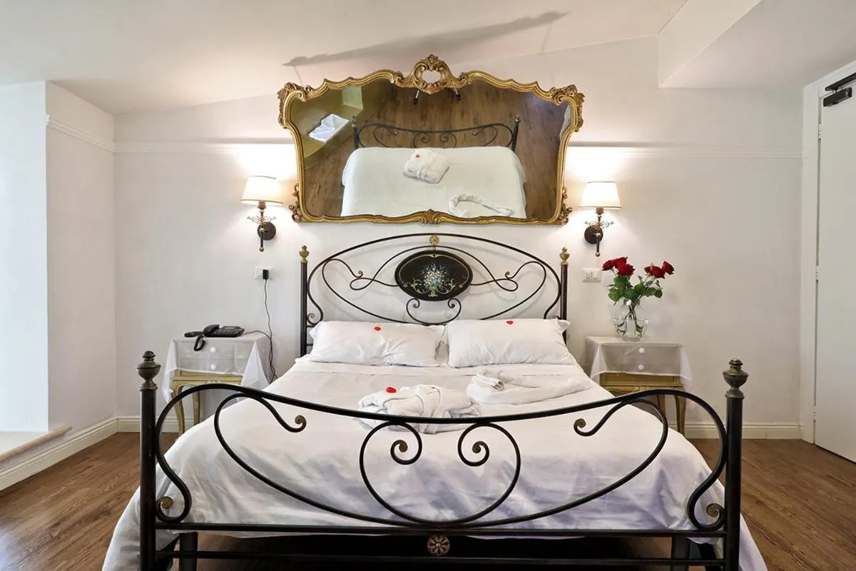 Shower, Bed in Hotel Al Castello