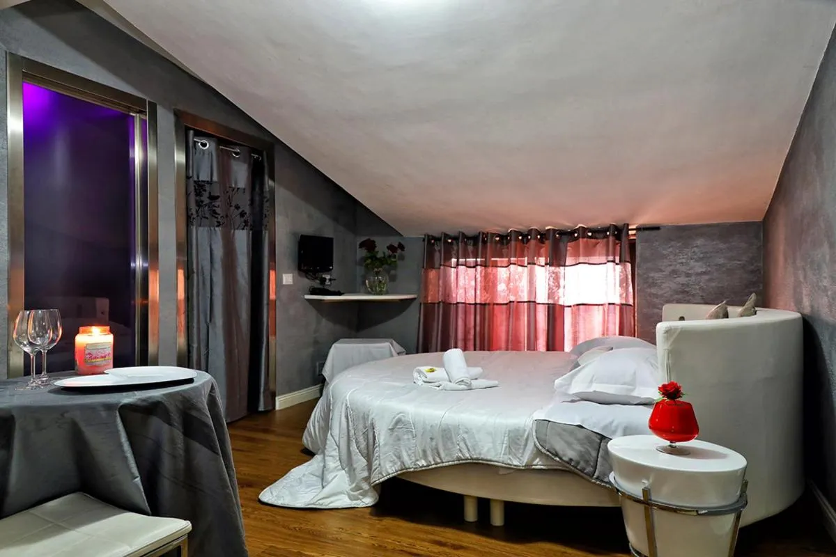 Bathroom, Bed in Hotel Al Castello