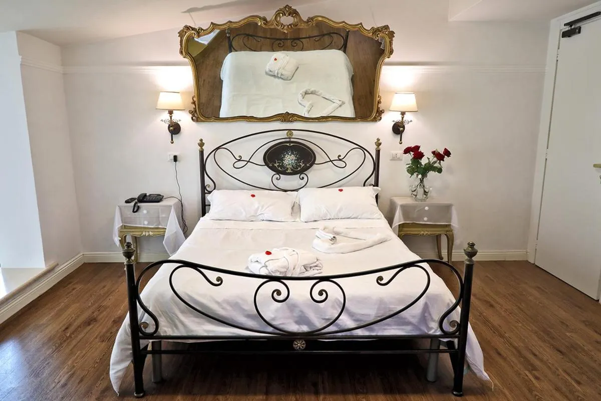 Shower, Bed in Hotel Al Castello