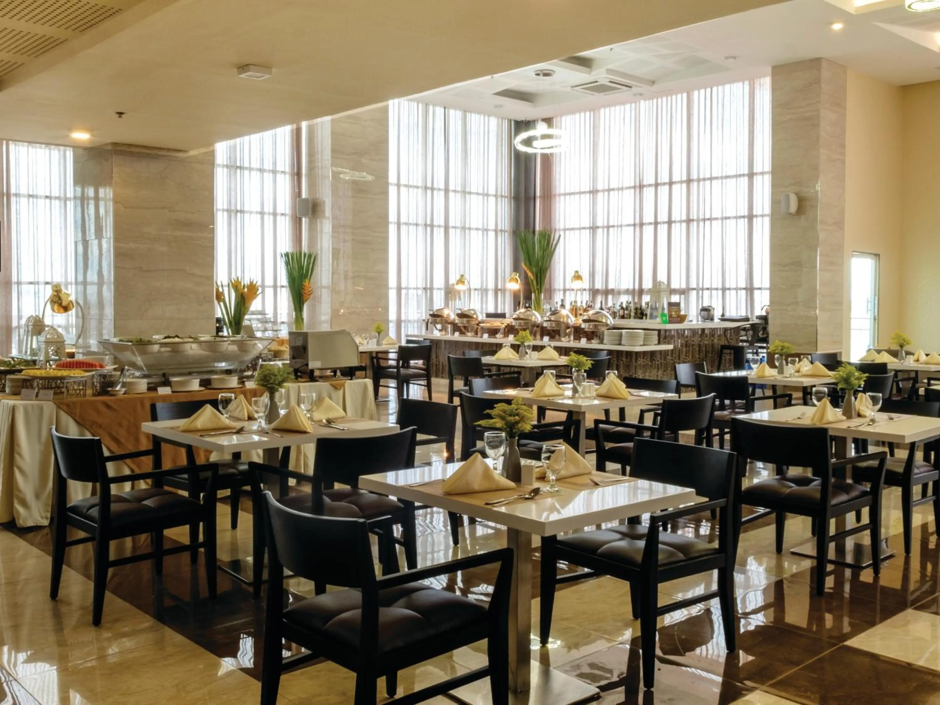 Restaurant/places to eat in One Central Hotel & Suites